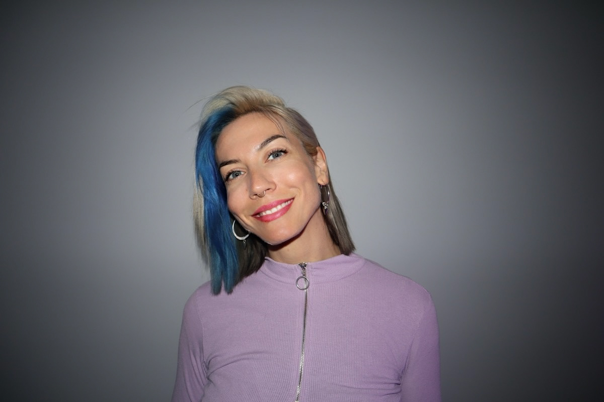 Porträtfoto von Kathrin, Visual Artist und Gründerin von Mixed Media Arts