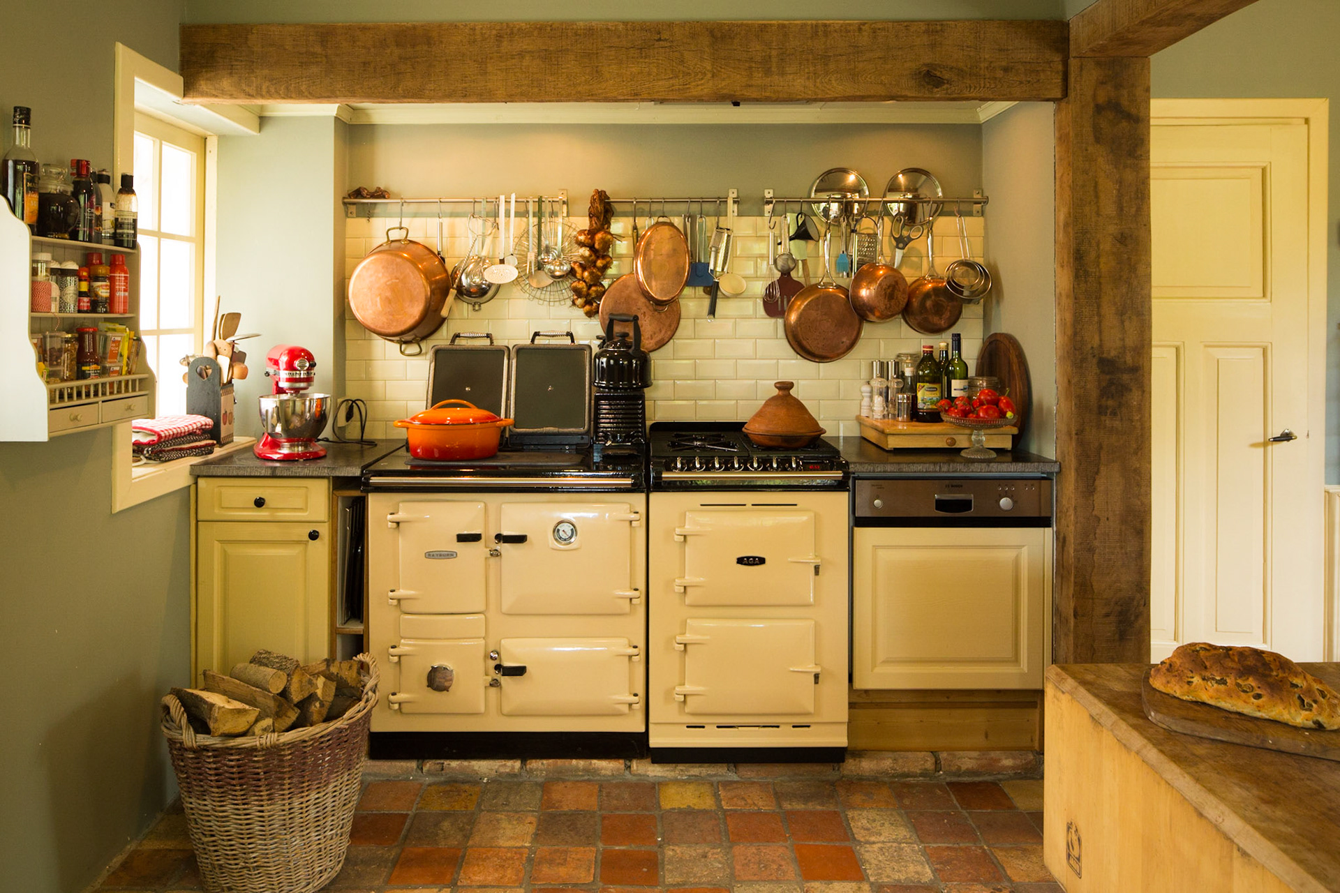 Landelijke keuken met houtgestookt Rayburn fornuis; Kitchen with Rayburn cooker