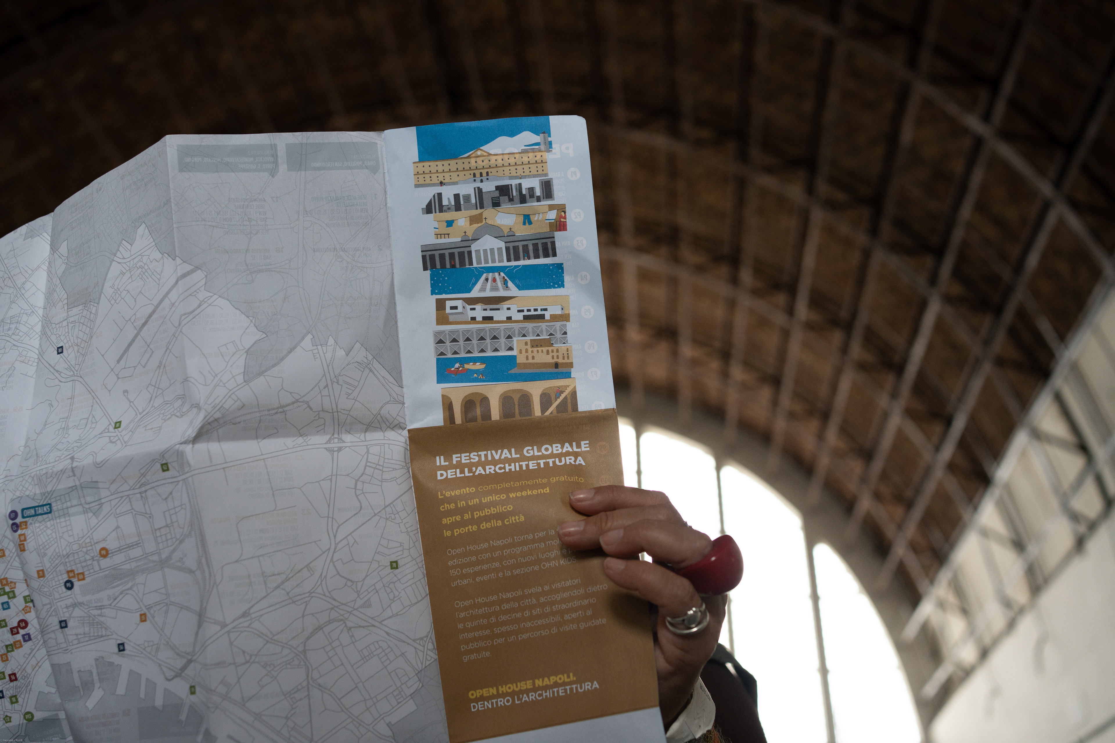 llustrazione collage Strati di Napoli di Helga Aversa per Open House Napoli 2024, rappresentazione stratificata della città dalle strade sotterranee al mare, progetto di illustrazione editoriale e comunicazione visiva. mappa della città