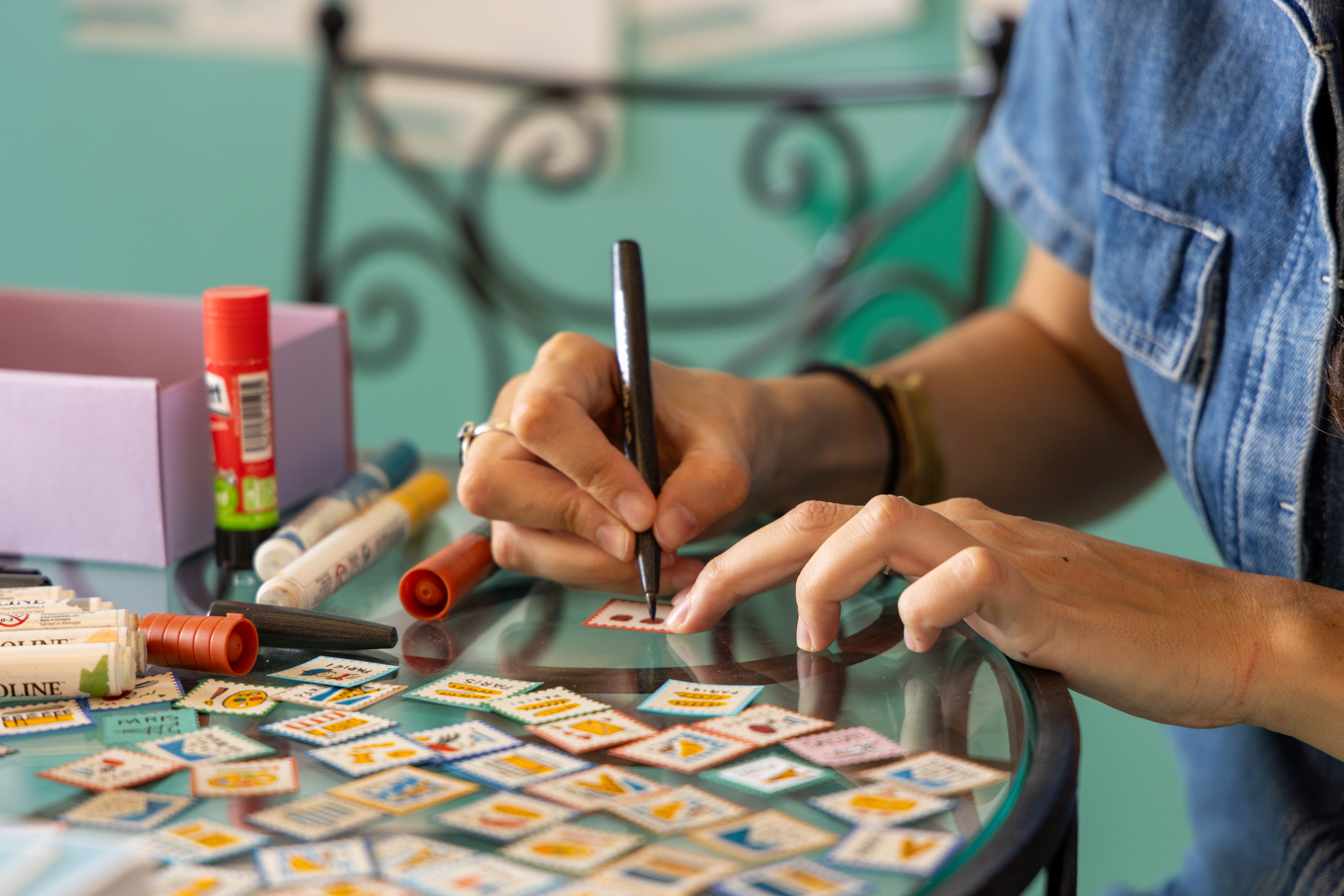 Helga Aversa durante una sessione di live illustration all’evento Trainline, con personalizzazione di timbri dal vivo illustratrice