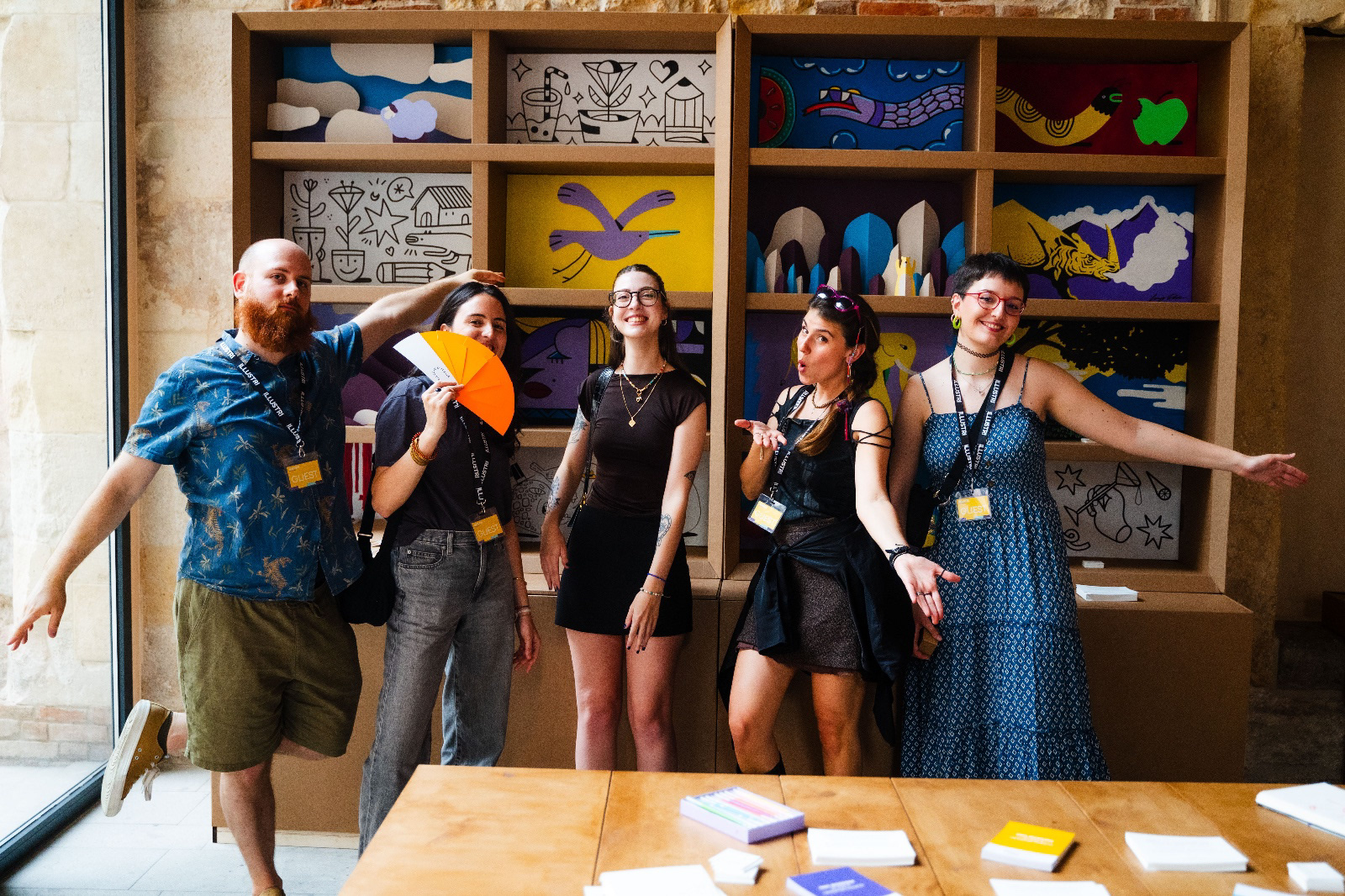 Gruppo di illustratori con Helga Aversa a Illustri Hub, Basilica Palladiana di Vicenza, durante l’installazione live per Illustri Festival Lorenzo Duina, Lucrezia Viperina, Margherita Caspani e Silvia Reginato