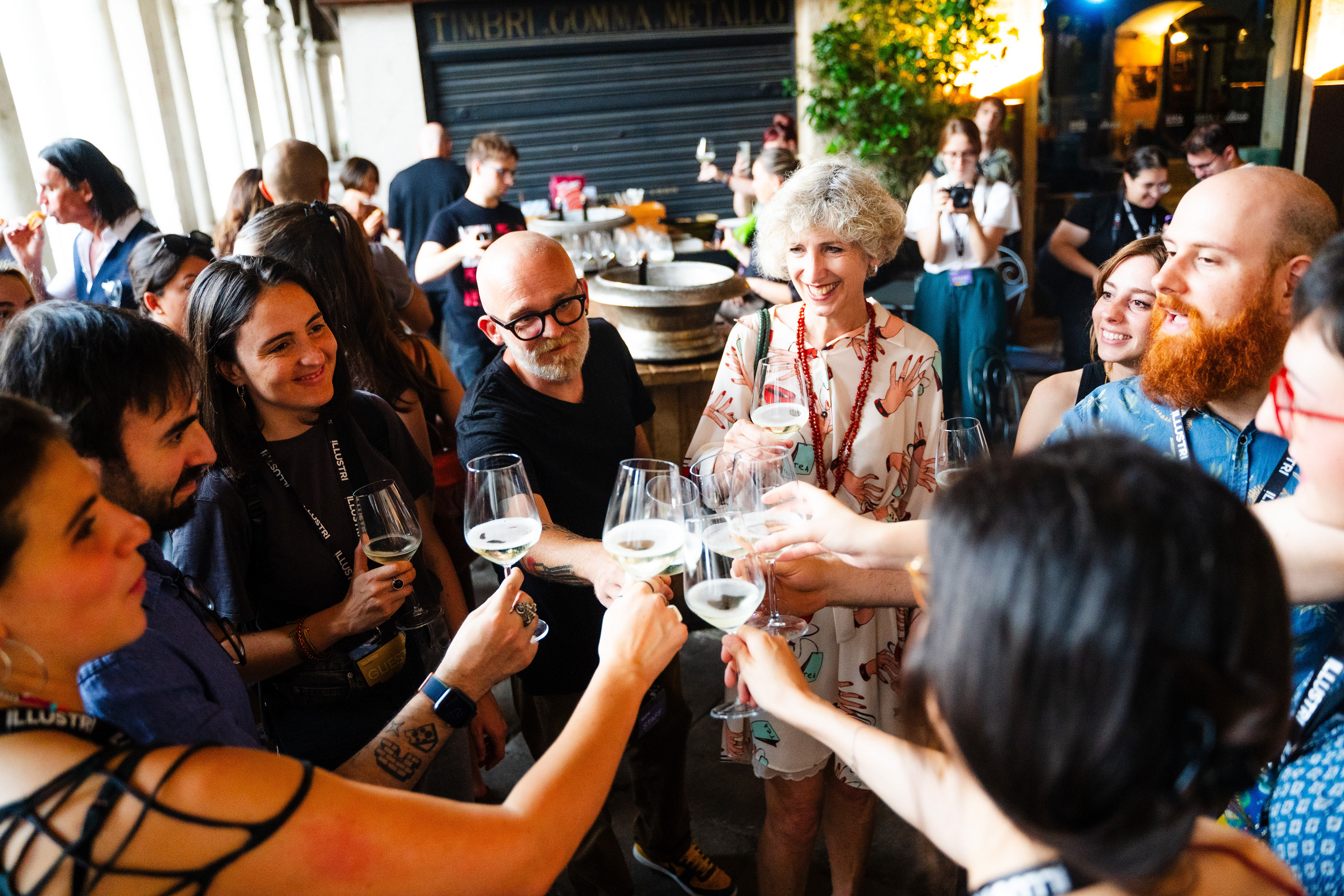 Helga Aversa e altri illustratori durante il brindisi finale a Illustri Hub, Basilica Palladiana, Vicenza