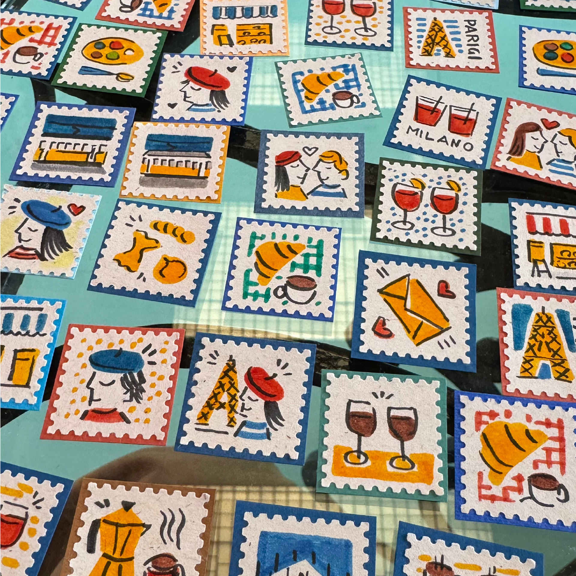 Helga Aversa durante una sessione di live illustration all’evento Trainline, con personalizzazione di timbri dal vivo illustratrice