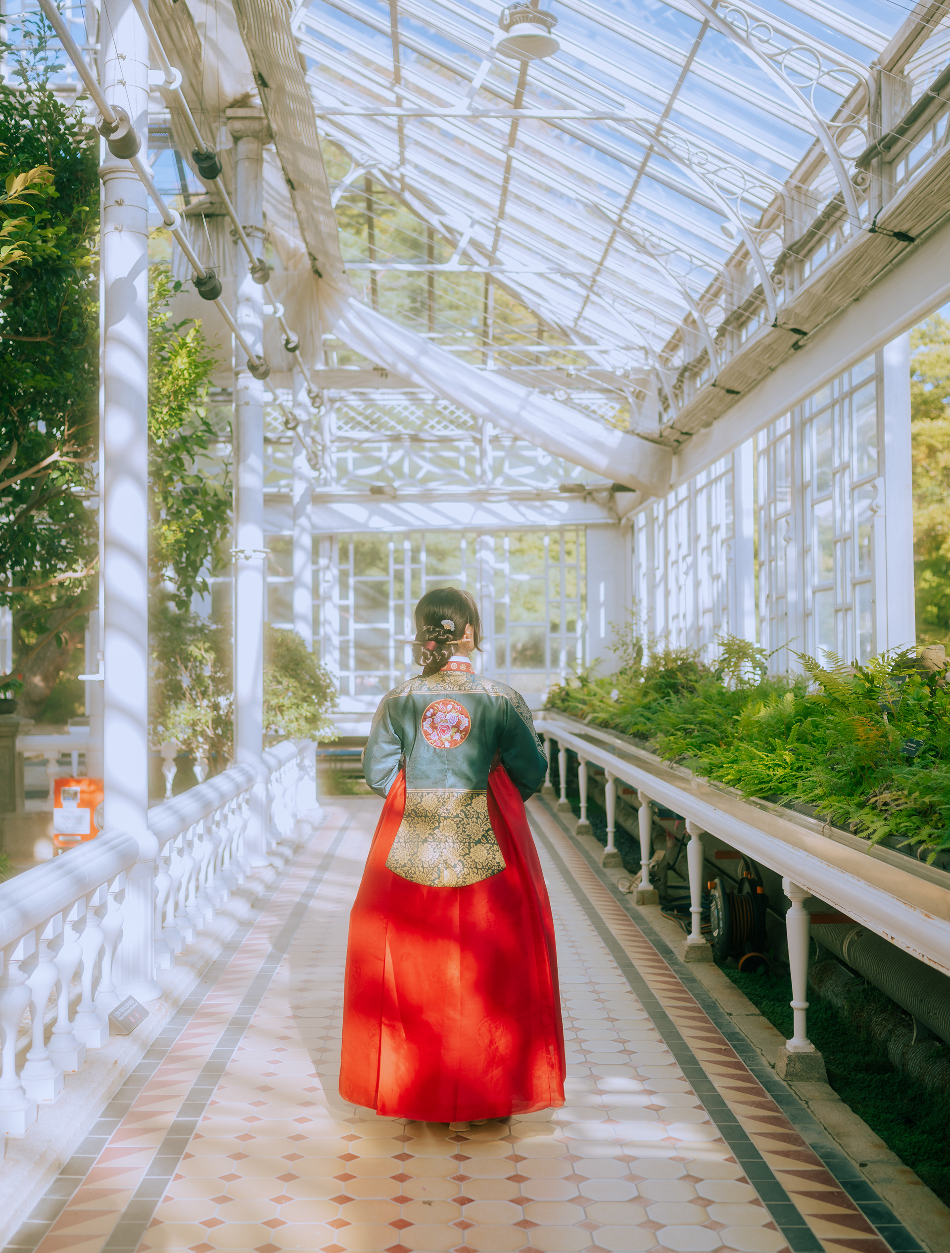 Create lasting memories with a cinematic Hanbok photoshoot in Seoul, South Korea. From elegant traditional outfits to beautiful locations and natural light, Studio Hong turns your Korea travel experience into photographs that feel like scenes from a movie.