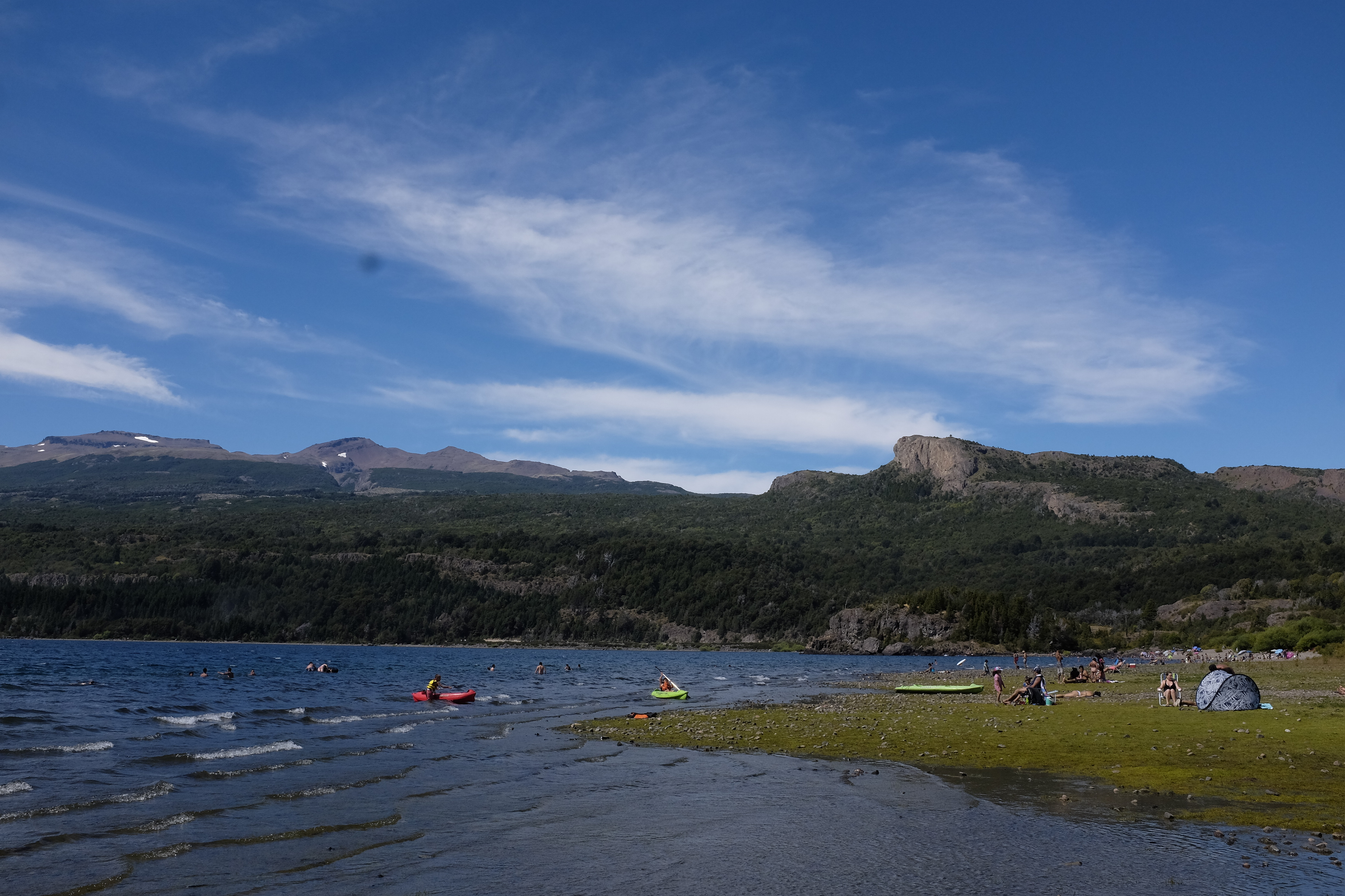 Lago Futalaufquen desde el camping Las rocas en el Parque Nacional los Alerces, Esquel. Chubut. Patagonia Argentina