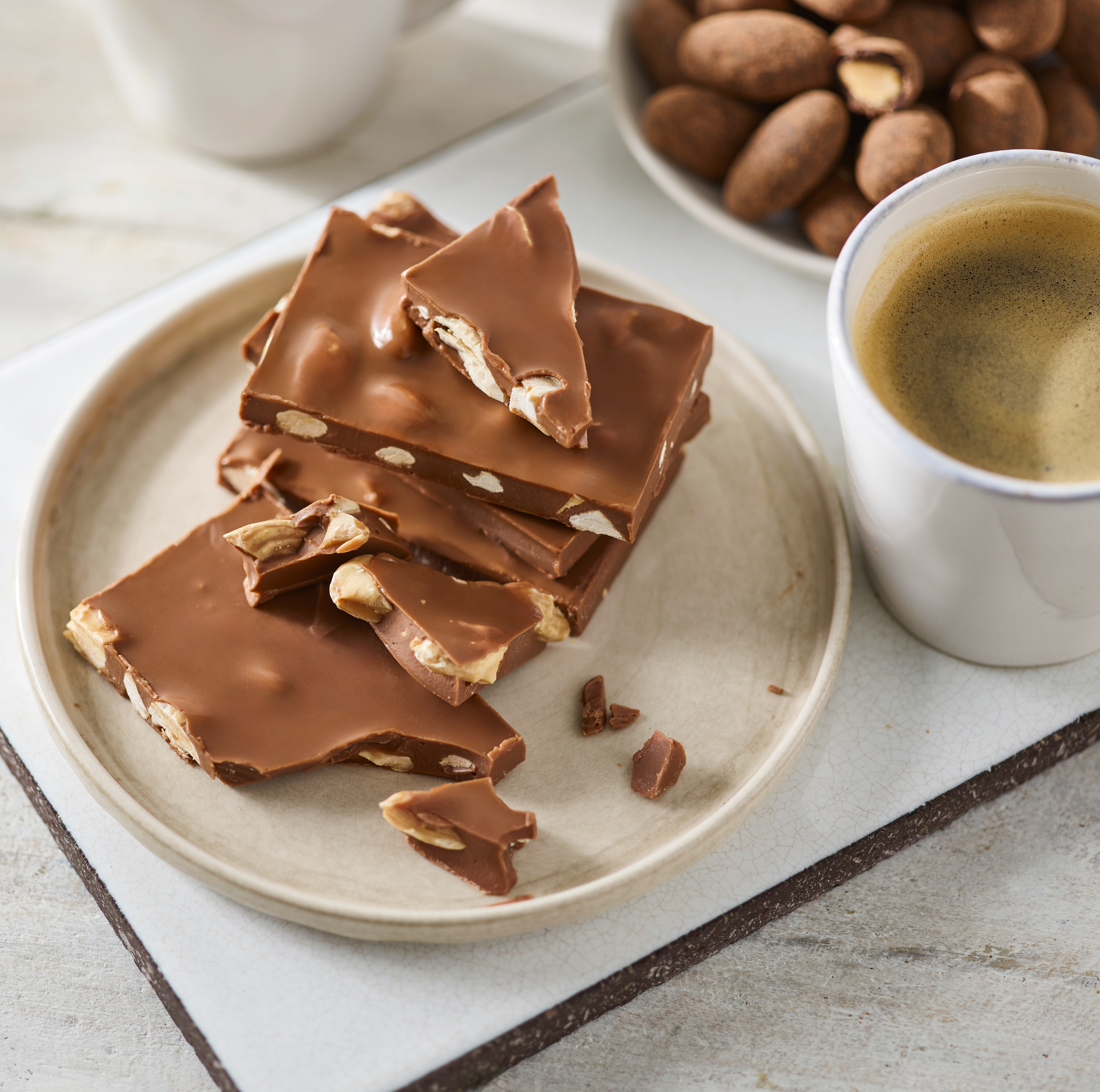 SWISS MILK CHOCOL ATE & ROASTED ALMONDS BARK