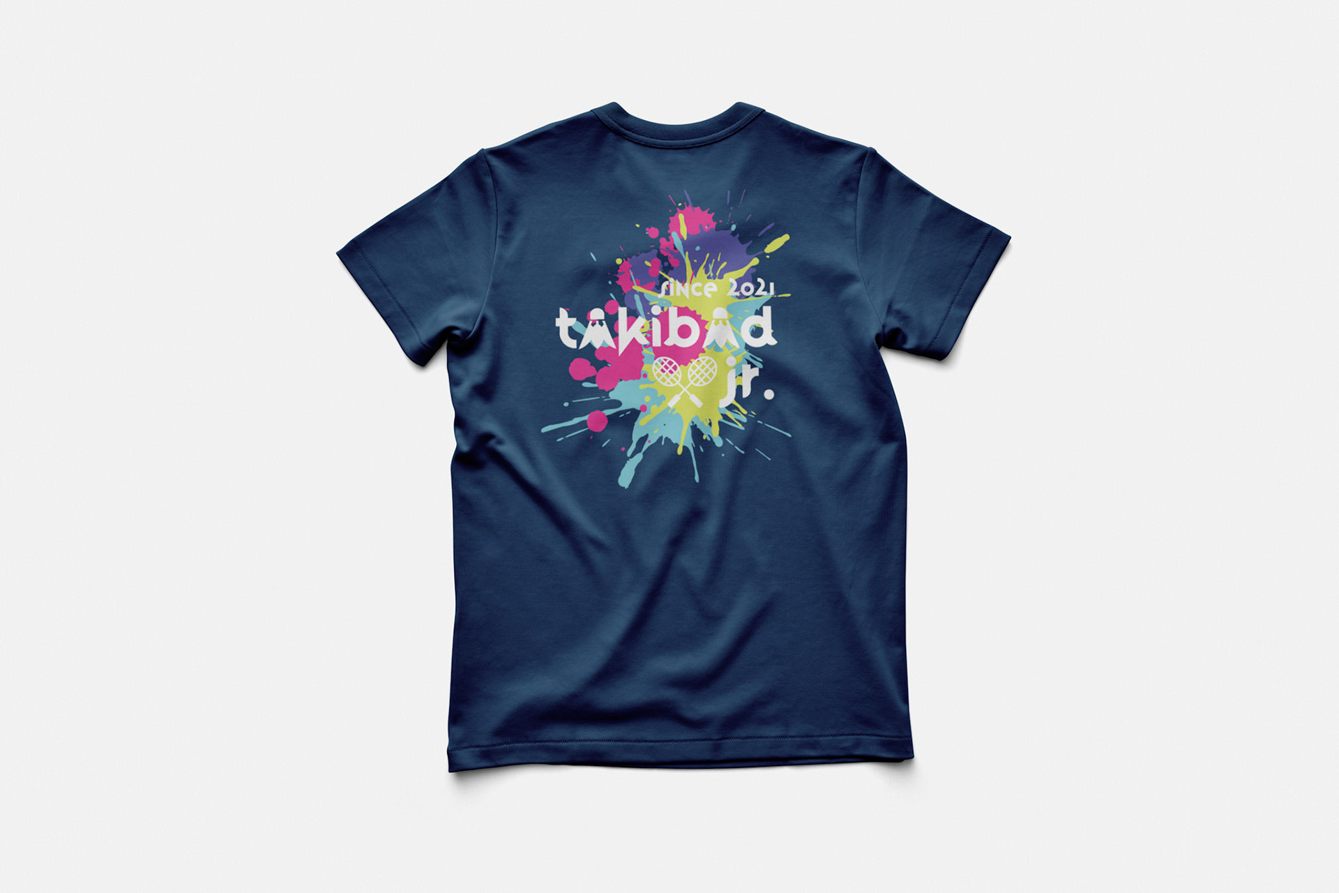 Tシャツのカラーによってロゴの色合いも調節しています