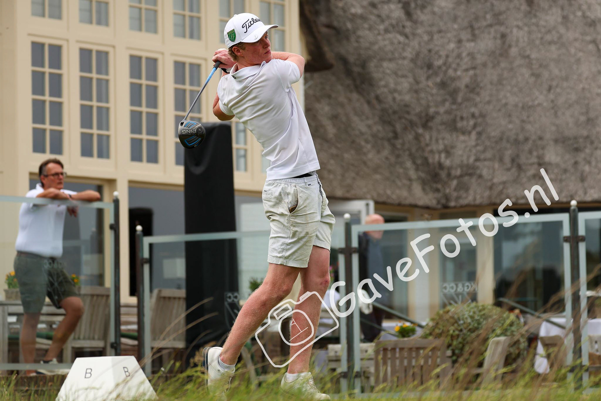 Ties Aukema slaat op op hole 10, naast het clubhuis van de Kennemer Golf en Country Club