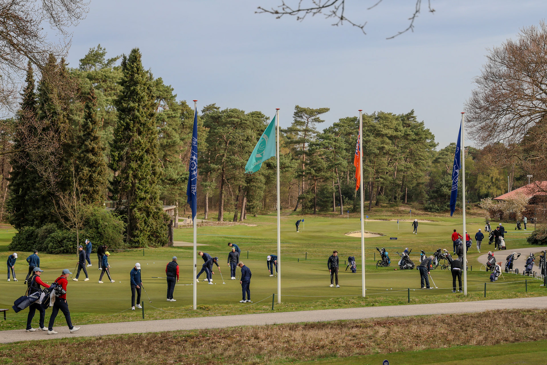Een drukke putting green voor de start van de 3 ronde van de NGF Hoofdklasse competitie op de  Rosendaelsche