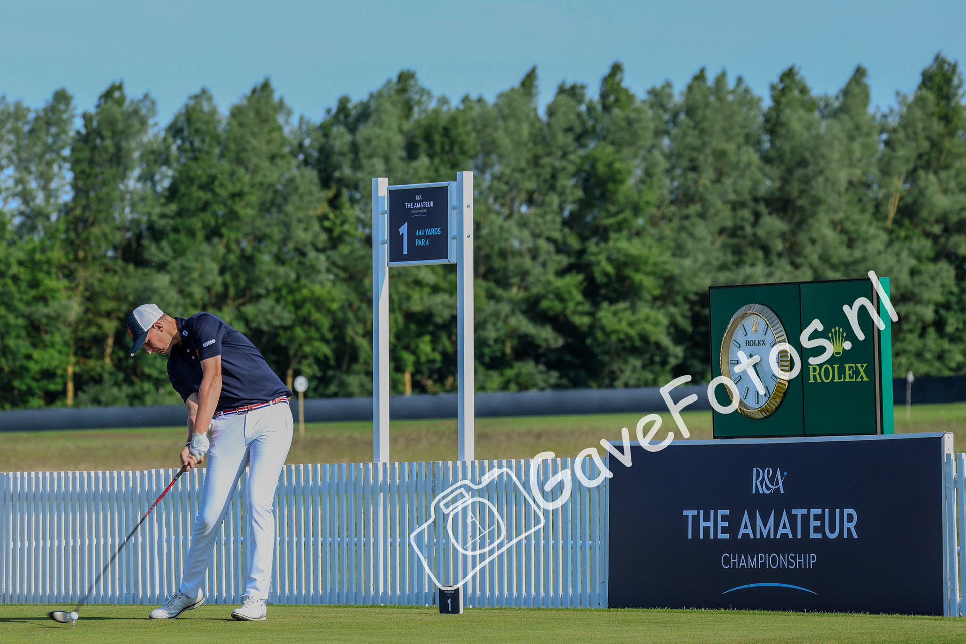 Bjorn Driessen slaat op op hole 1 van Royal St George voor zijn 2e ronde van The Amateur