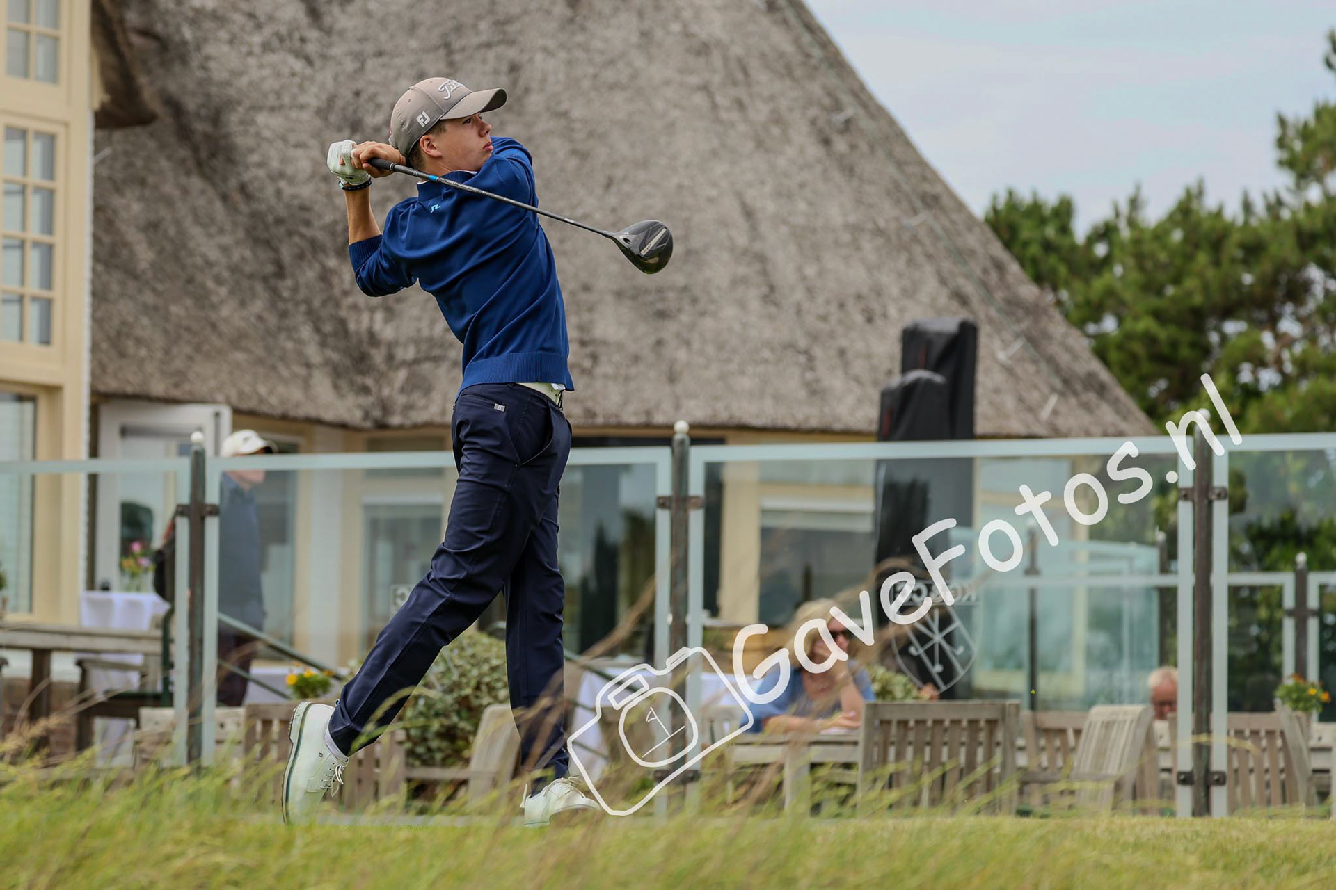 Job van Walstijn slaat op op hole 10, naast het clubhuis van de Kennemer Golf en Country Club