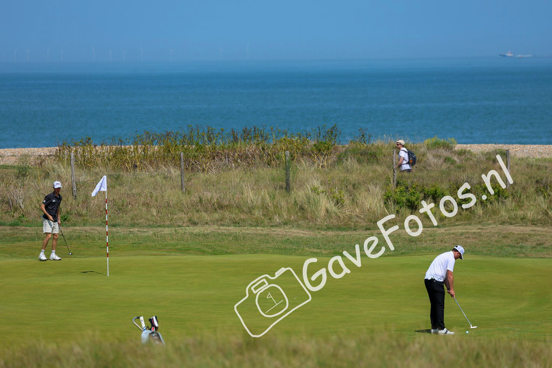 Stijn Egging en Ugo Malcor op de green van hole 5 van Royal St George