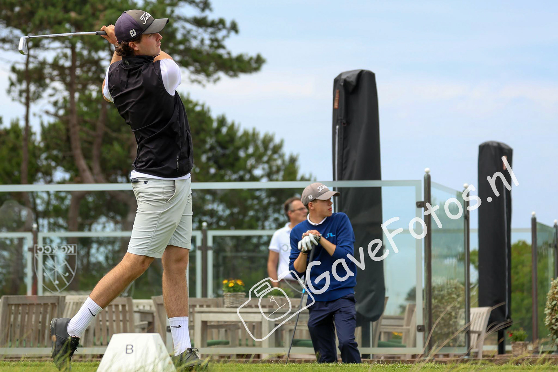 jonathan van Troost slaat op op hole 10, naast het clubhuis van de Kennemer Golf en Country Club