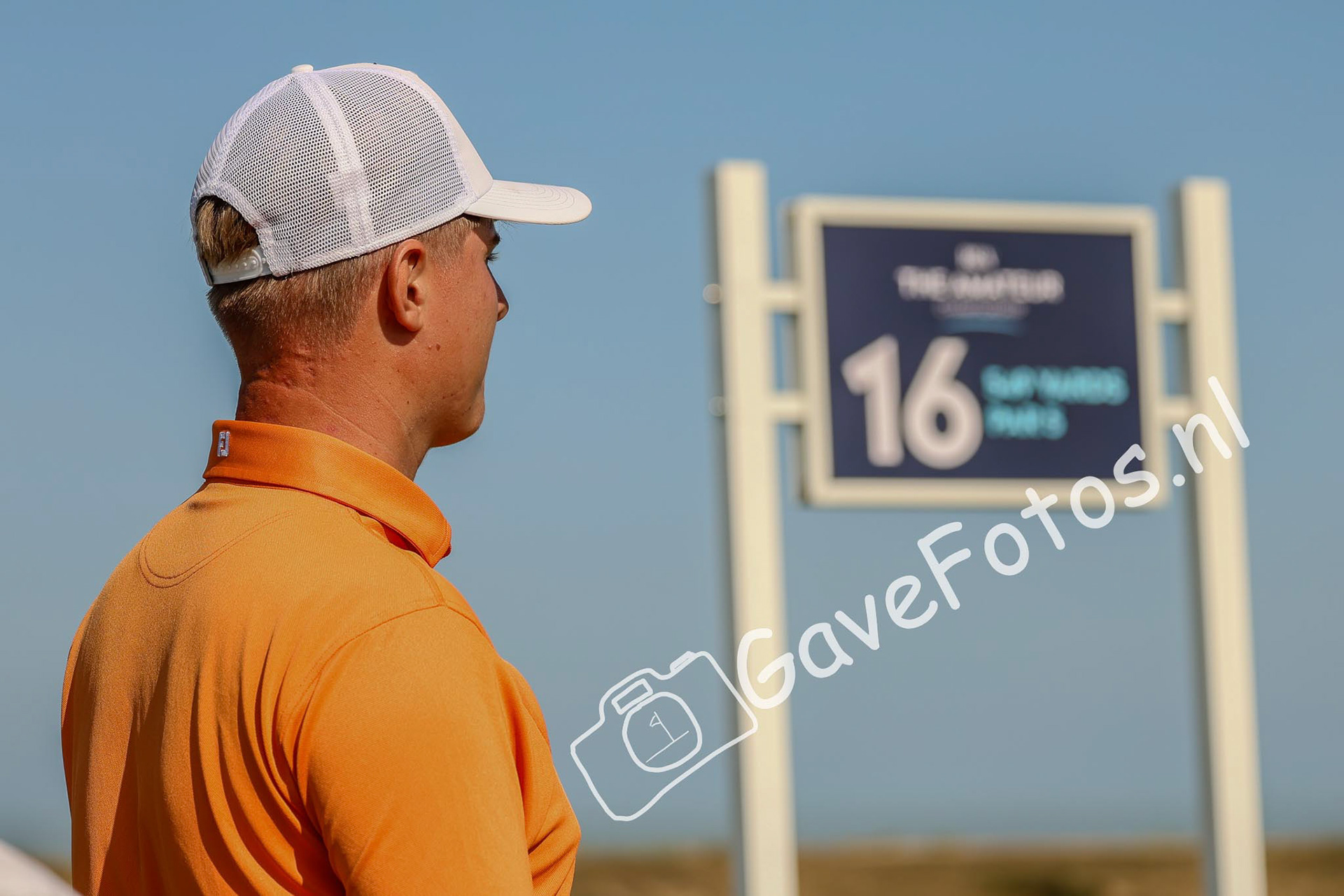 Bjorn Driessen op de telebox van hole 16 van Royal St George