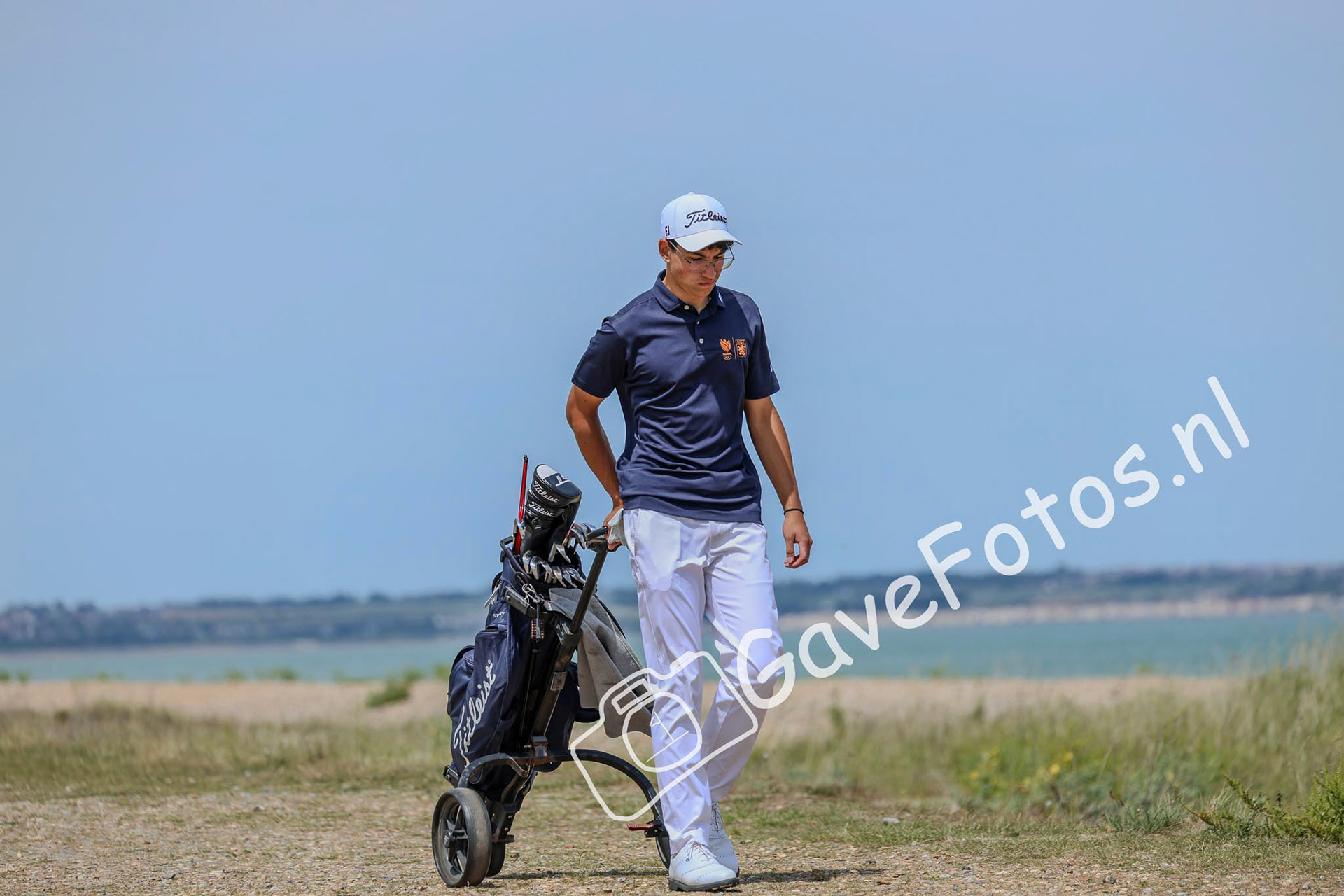 Denny Kloeth omweg naar de tee van hole 9 op Royal Cinque Ports tijdens de 2e ronde van The Amateur