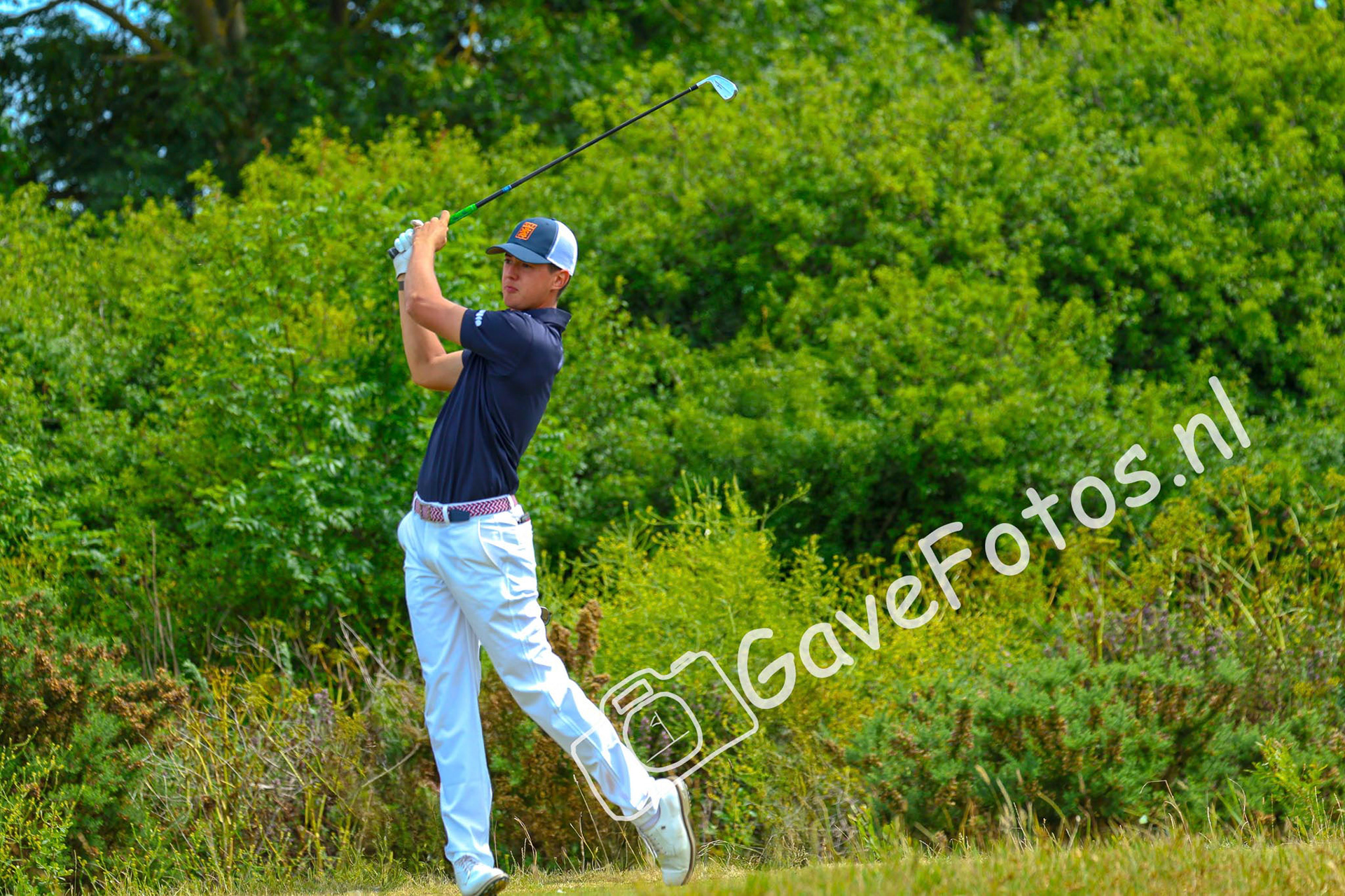 Loran Appel zijn afslag op de 2e hole op Royal Cinque Ports voor de 2e ronde van The Amateur