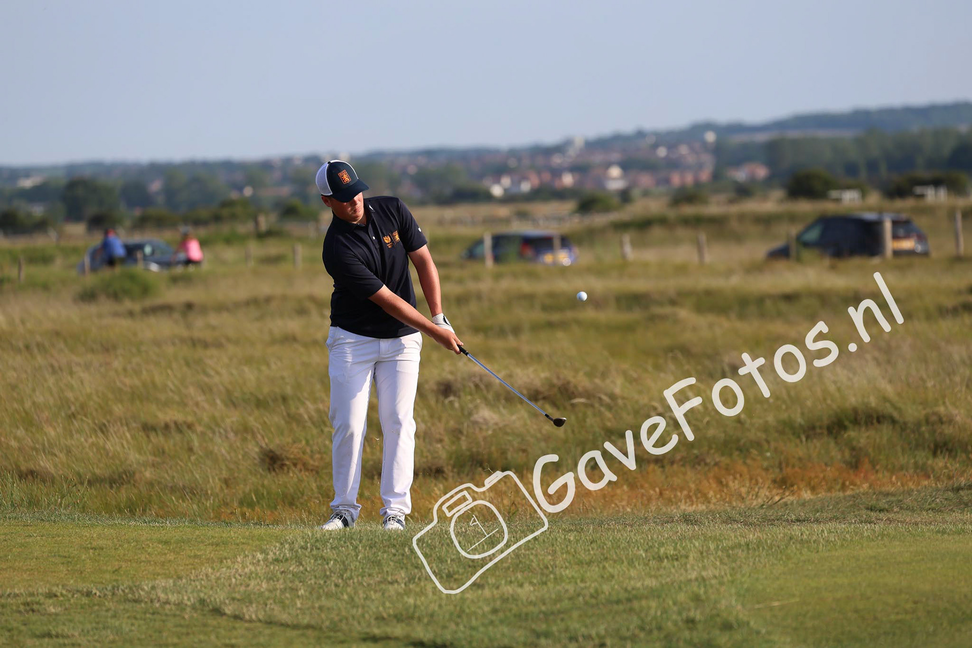 Stijn Egging chipt van achter de green van hole 12 op Royal Cinque Ports