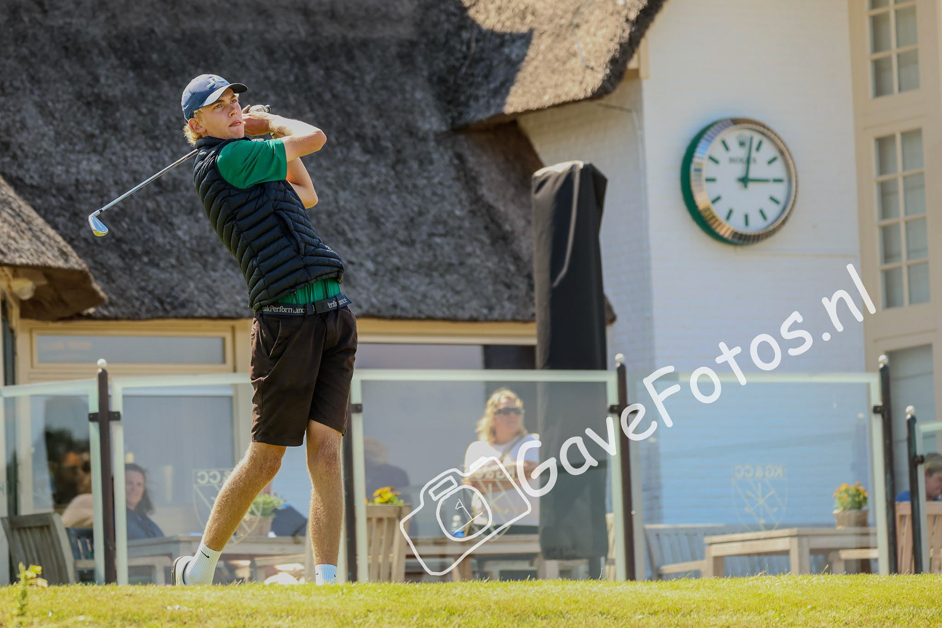 Rein Slooter slaat op op hole 10, naast het clubhuis van de Kennemer Golf en Country Club