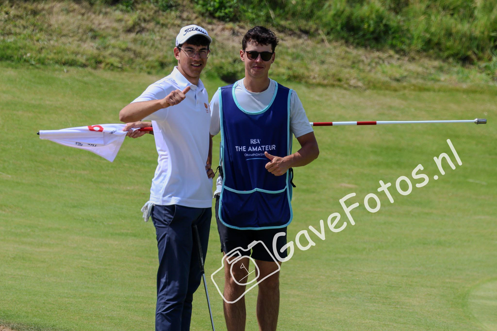 Denny Kloeth en caddy Loran Appel op de green van hole 6 tijdens de 1e matchplay ronde van The Amateur