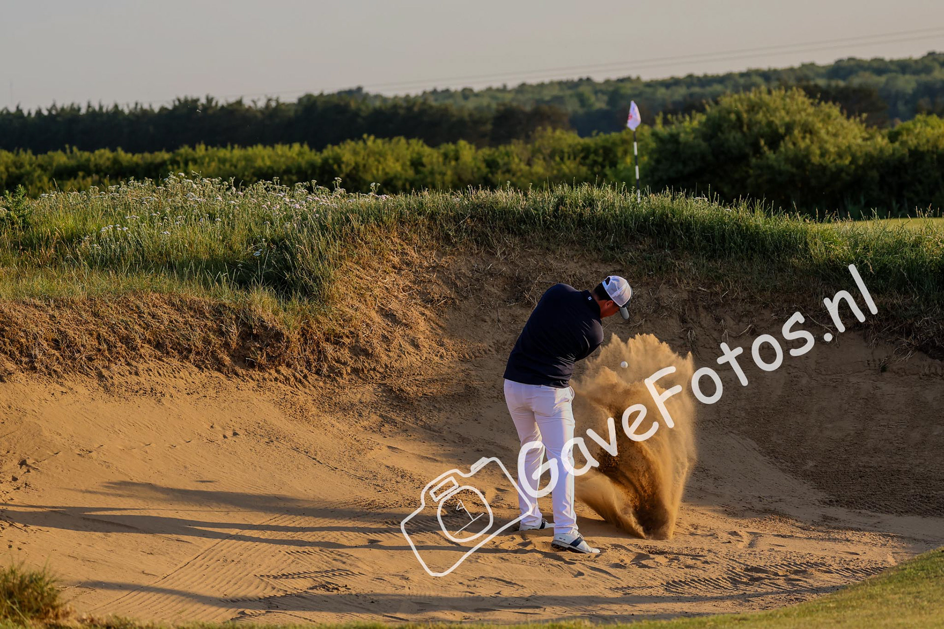Stijn Egging vanuit de bunker op hole 16 van Royal Port Cinque