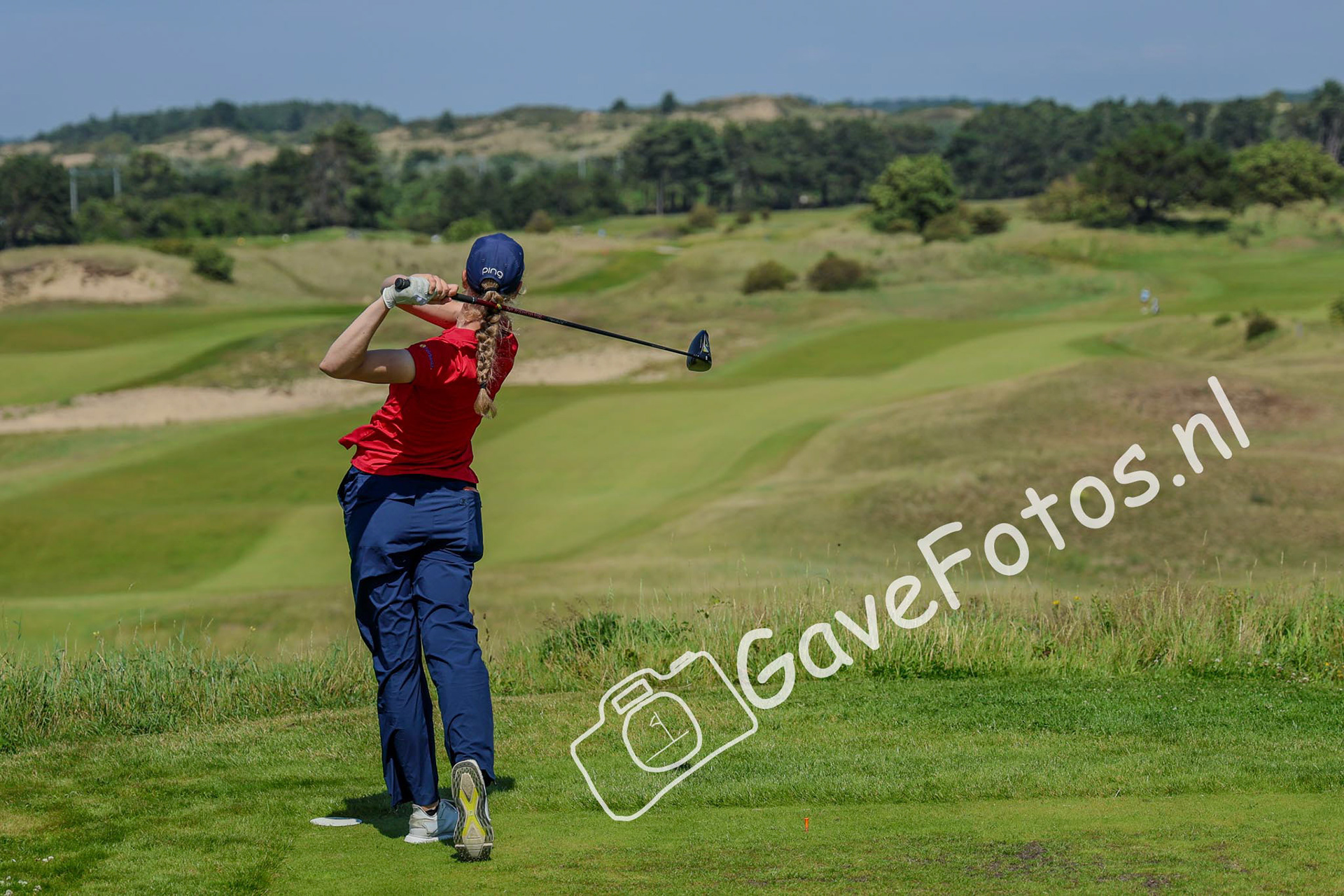 Sofie Nooij slaat af op hole 16 tijdens het Kennemer Open 2025