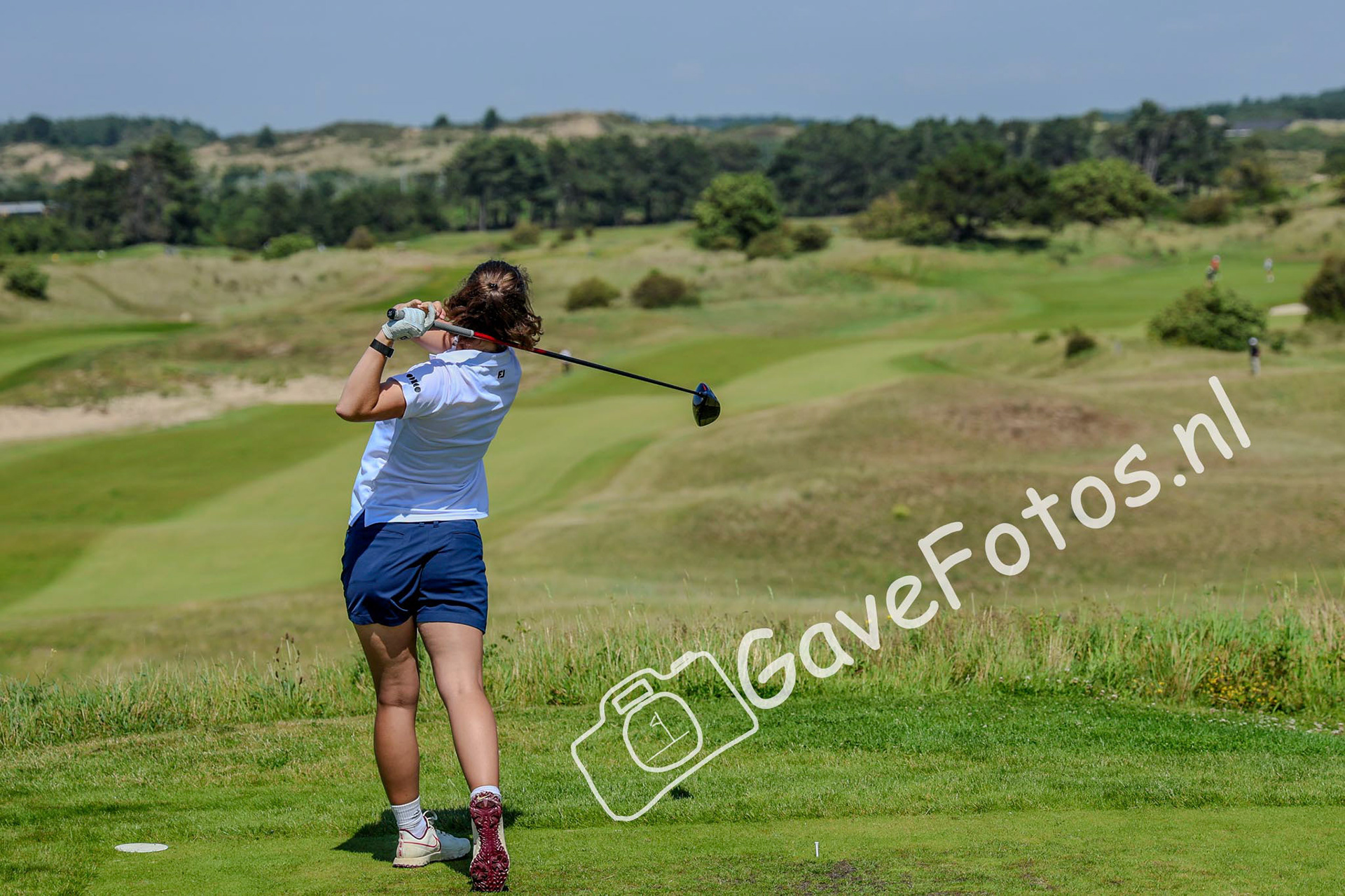 Marieke Ebens slaat af op hole 16 tijdens het Kennemer Open 2025