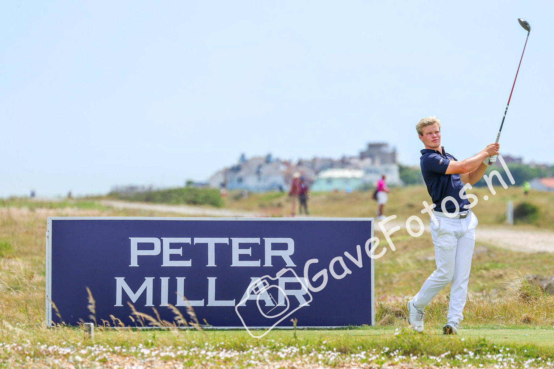 Scott Woltering zijn afslag op hole 6 van Royal Cinque Ports