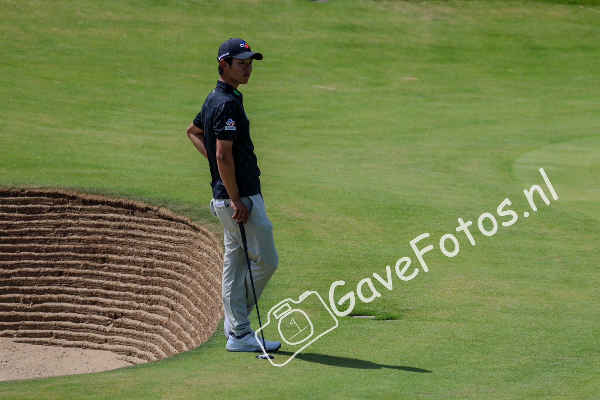 Kris Kim in afwachting van zijn beurt op hole 6 van Royal St George tijdens The Amateur