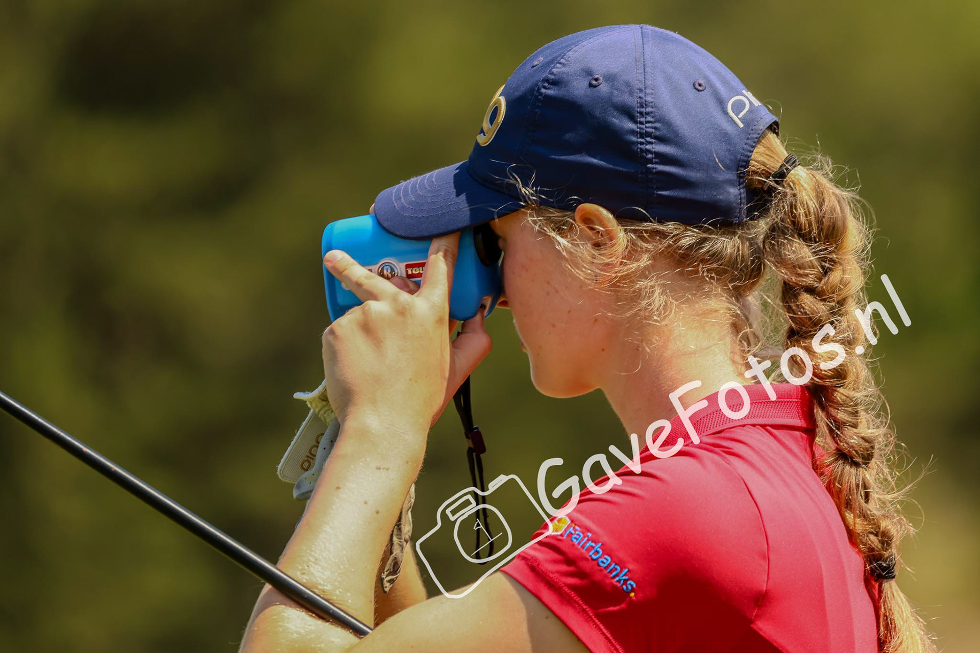 Sofie Nooij meet de afstand naar de fairway op hole 16 tijdens het Kennemer Open 2025