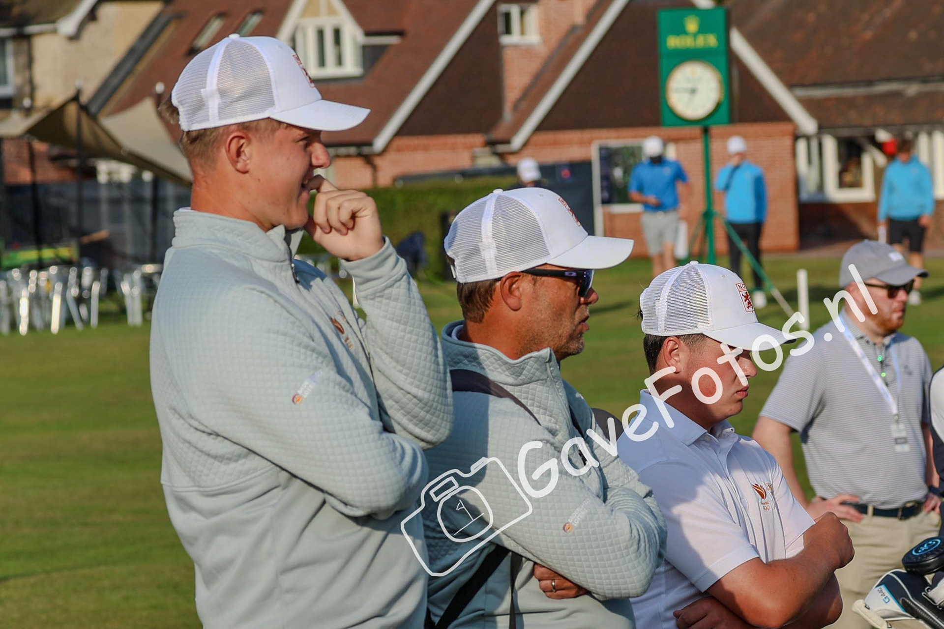 Bjorn Driessen, Taco Remkes en Stijn Egging luisteren aandachtig naar de uitleg over het verloop van de play off op Royal St George tijdens The Amateur