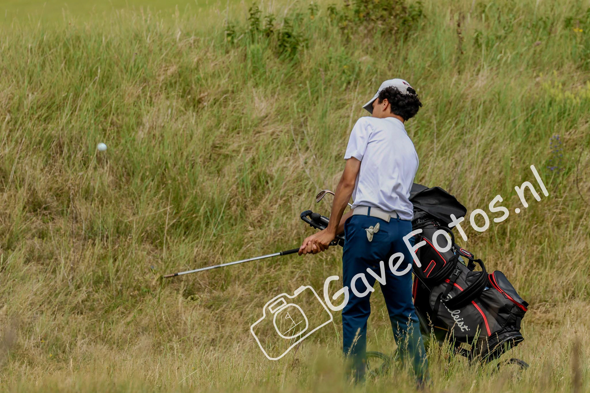 Raslen Hedhill in de rough tijdens het Kennemer Open 2025