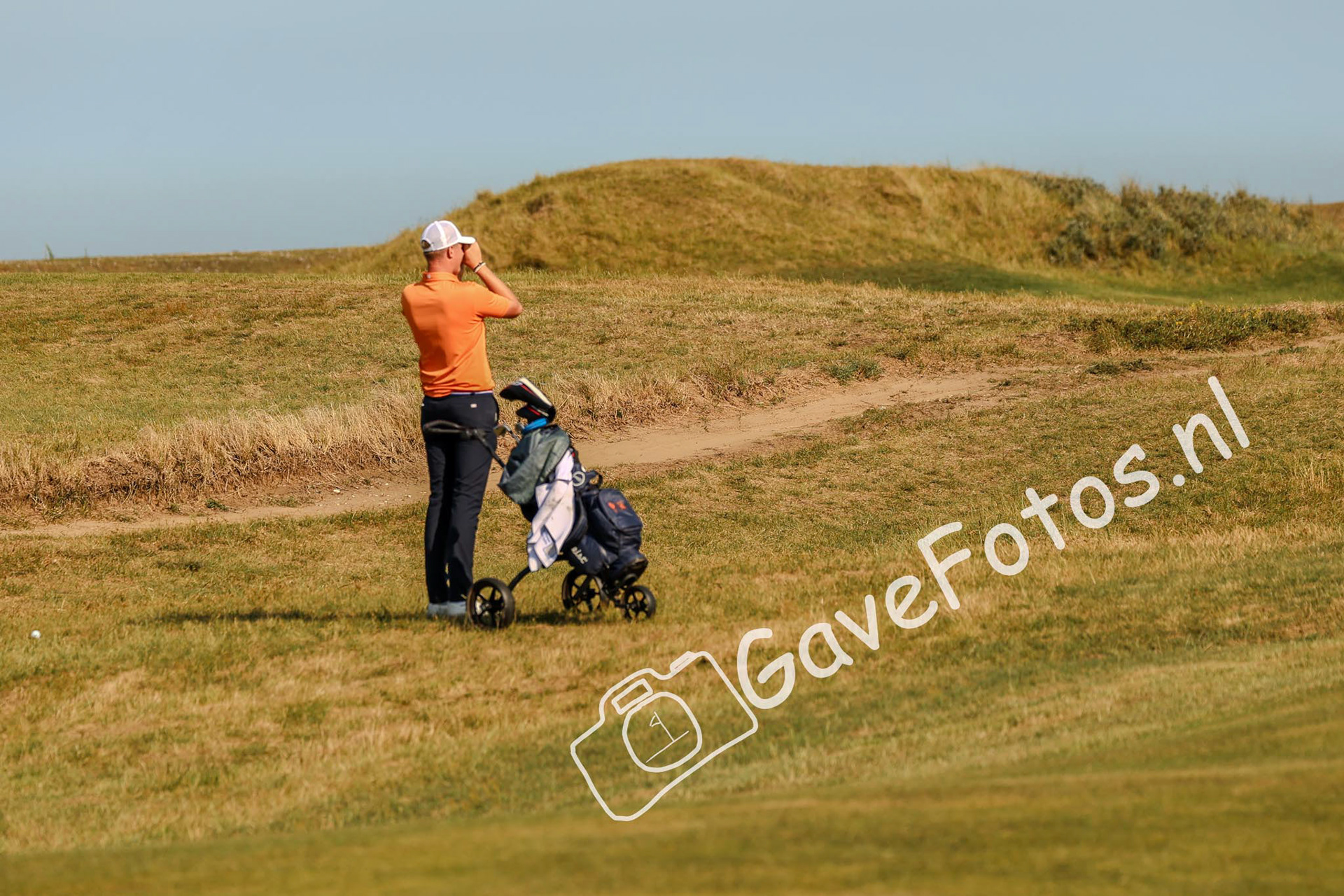 Bjorn Driessen net naast de fairway van hole 16 op Royal Cinque Ports tijdens de 1e ronde van The Amateur