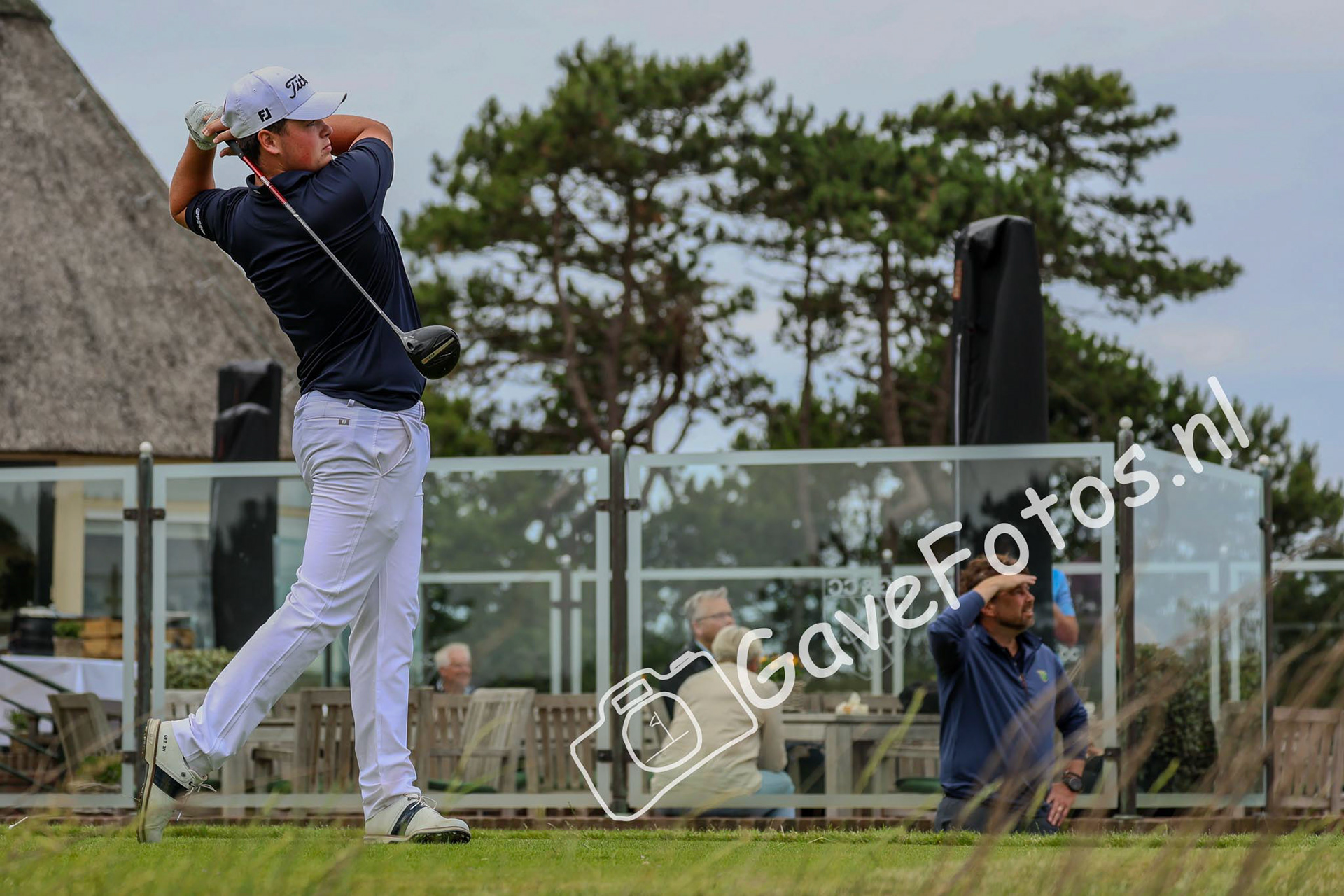 Stijn Egging slaat op op hole 10, naast het clubhuis van de Kennemer Golf en Country Club