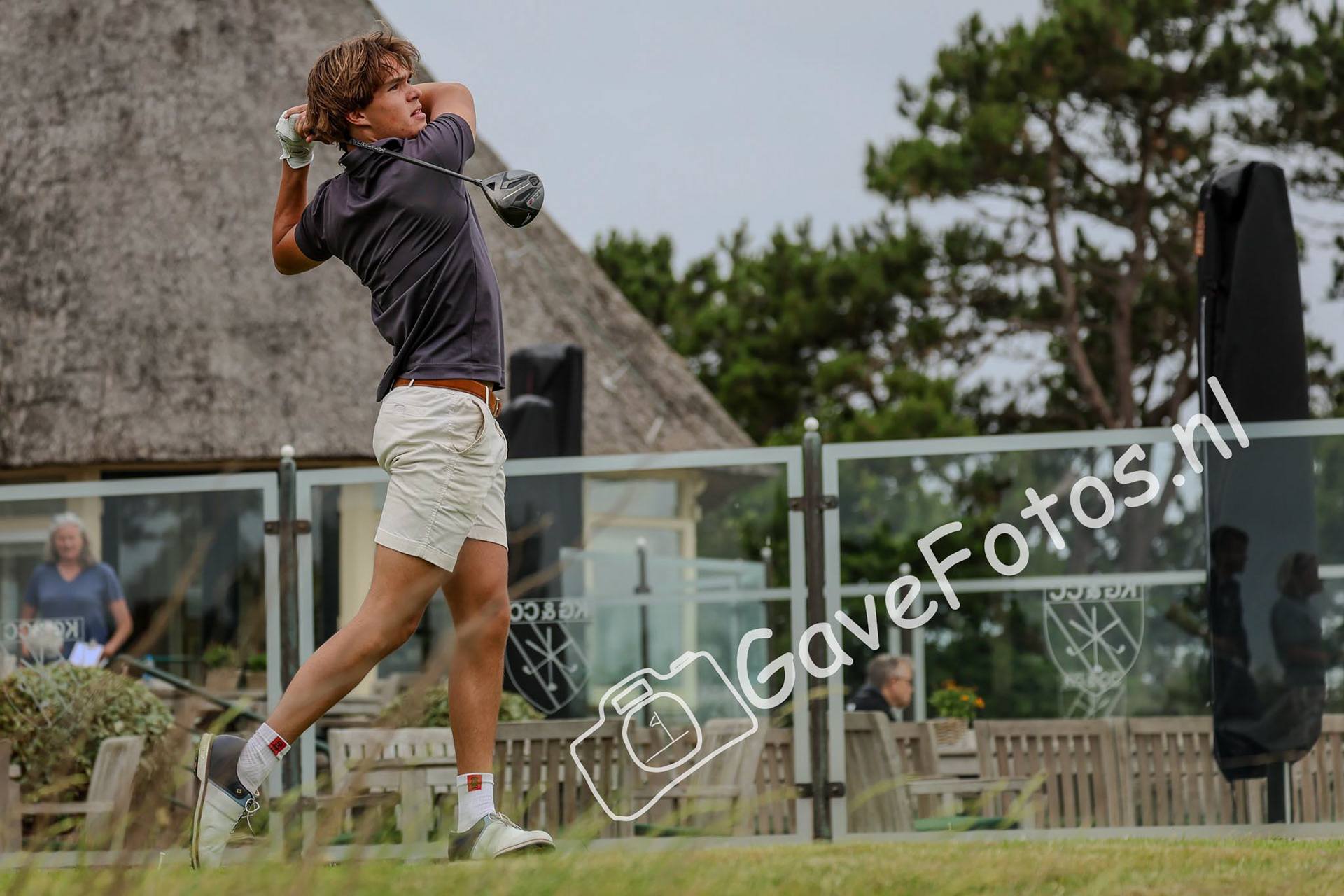 Senna Korver slaat op op hole 10, naast het clubhuis van de Kennemer Golf en Country Club