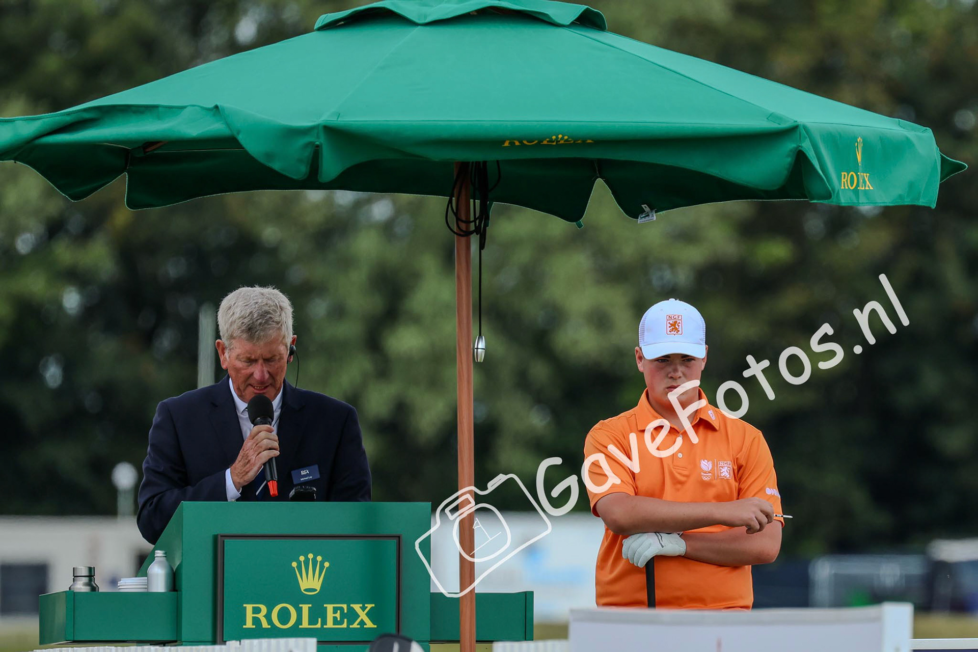 Stijn Egging wordt aangekondigd op de tee van de 1e hole van Royal St George