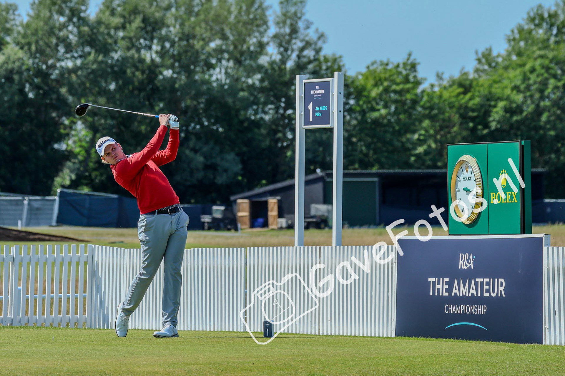 Jack Ingham slaat af op hole 1 van Royal St George tijdens The Amateur