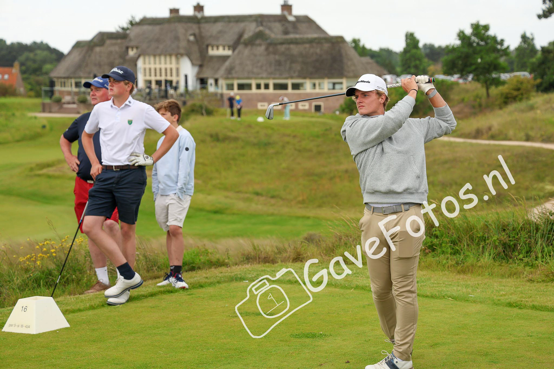 Thom Schoonveld op de Teebox van de 16e hole tijdens het Kennemer Open 2025
