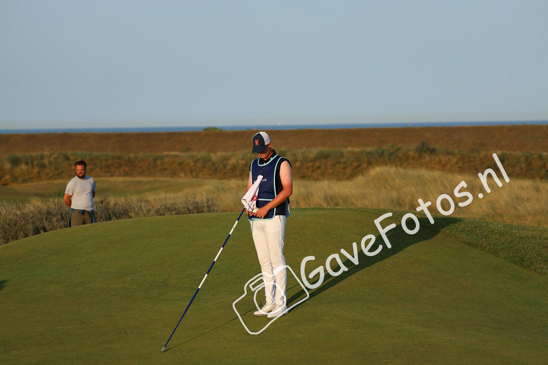 Bjorn Driessen met de vlag op hole 17 van Royal Cinque Ports