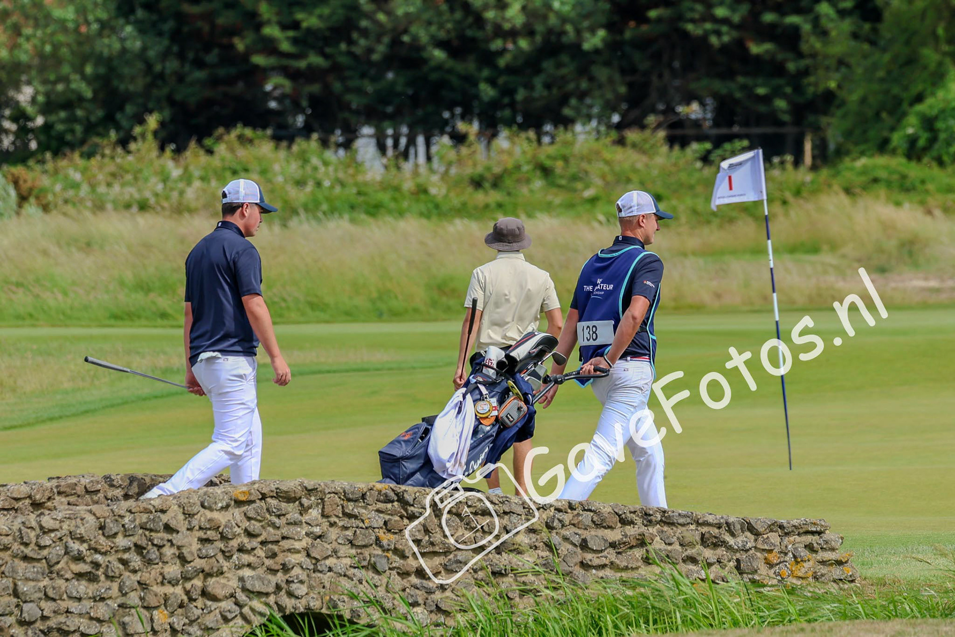 Stijn Egging lopend richting the green van hole 1 op Royal Cinque Ports tijdens de 2e ronde van The Amateur