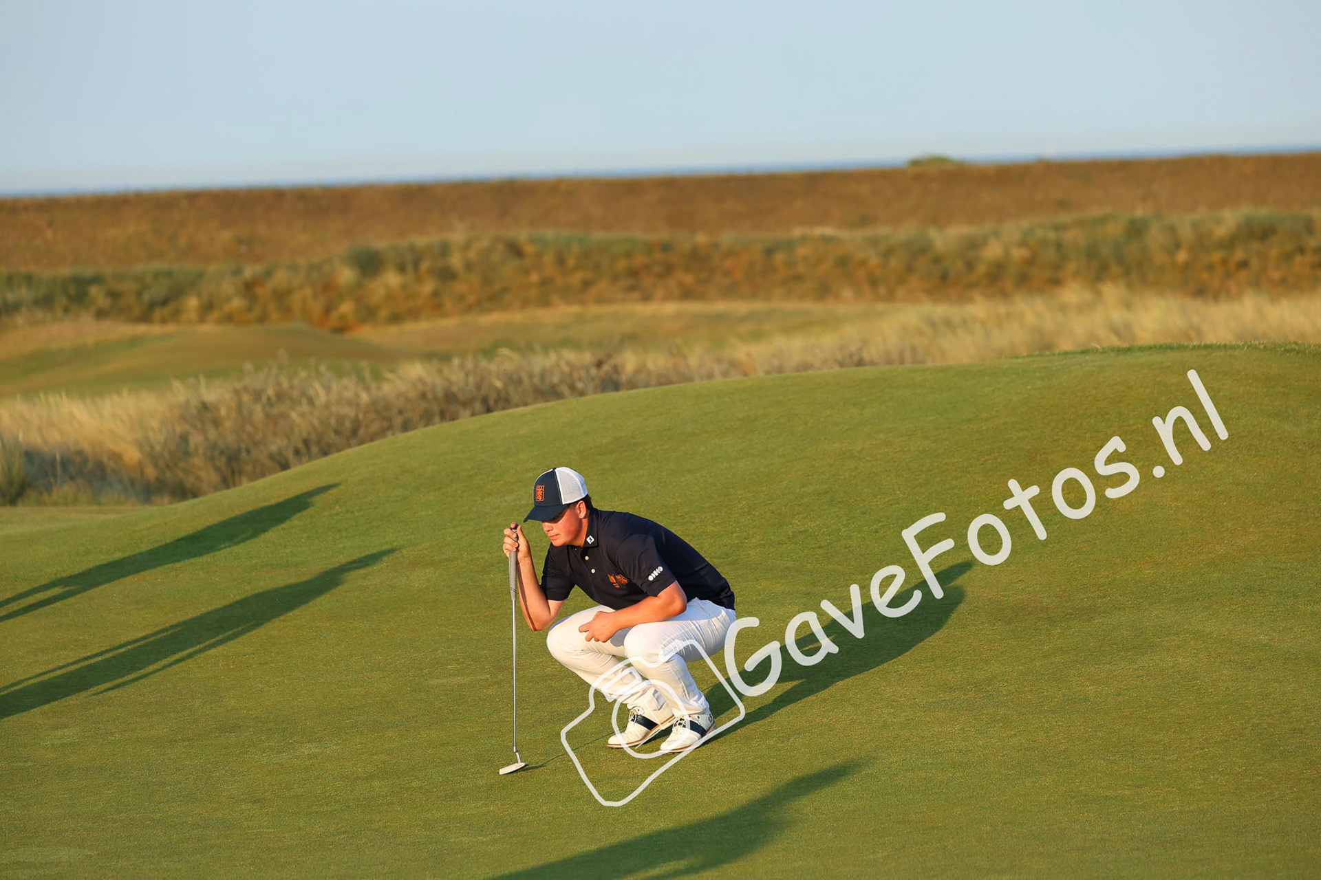 Stijn Egging bekijkt de putting lijn op hole 17 van Royal Cinque Ports