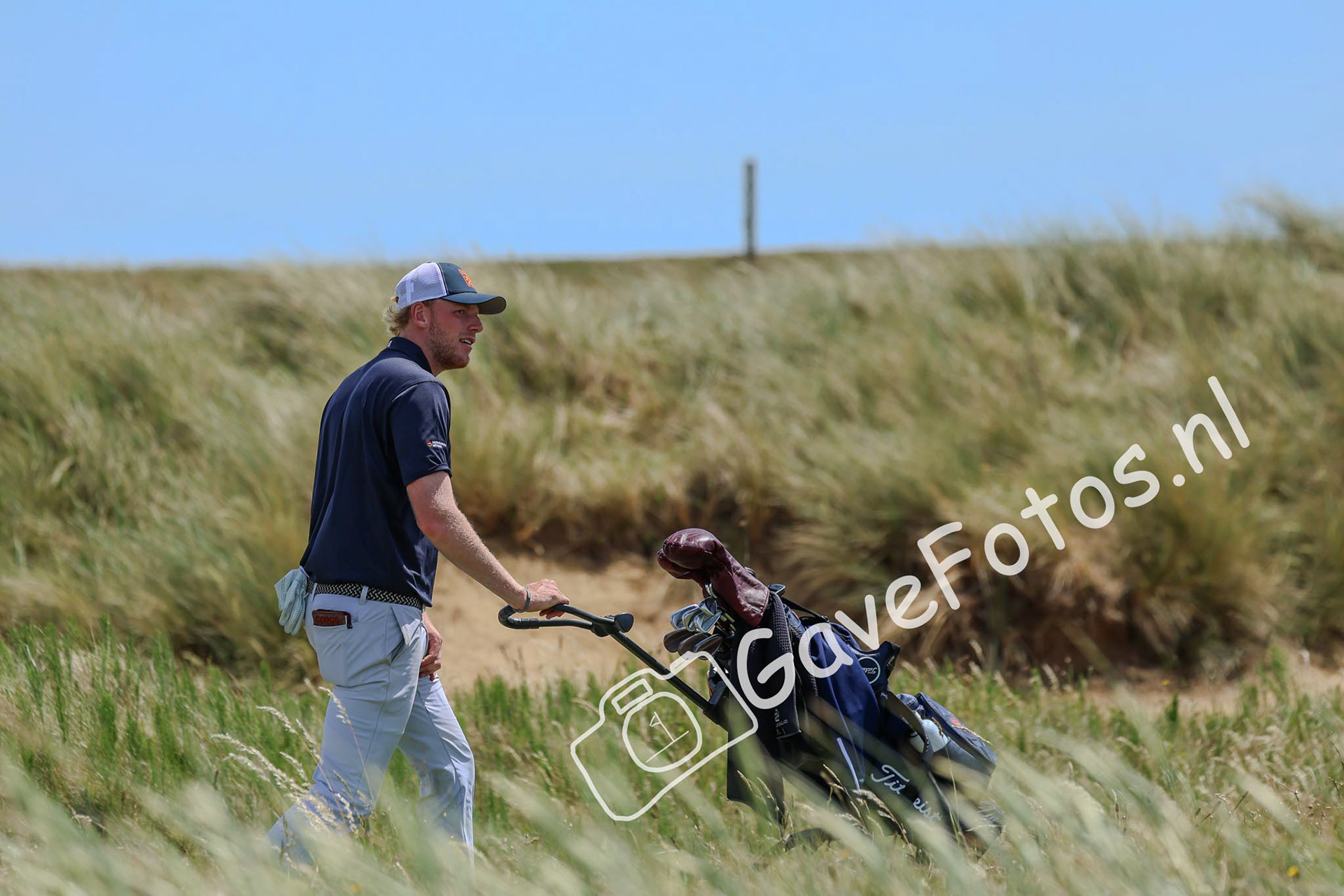 Nevill Ruiter op de weg naar de green van hole 14 op Royal Cinque Port