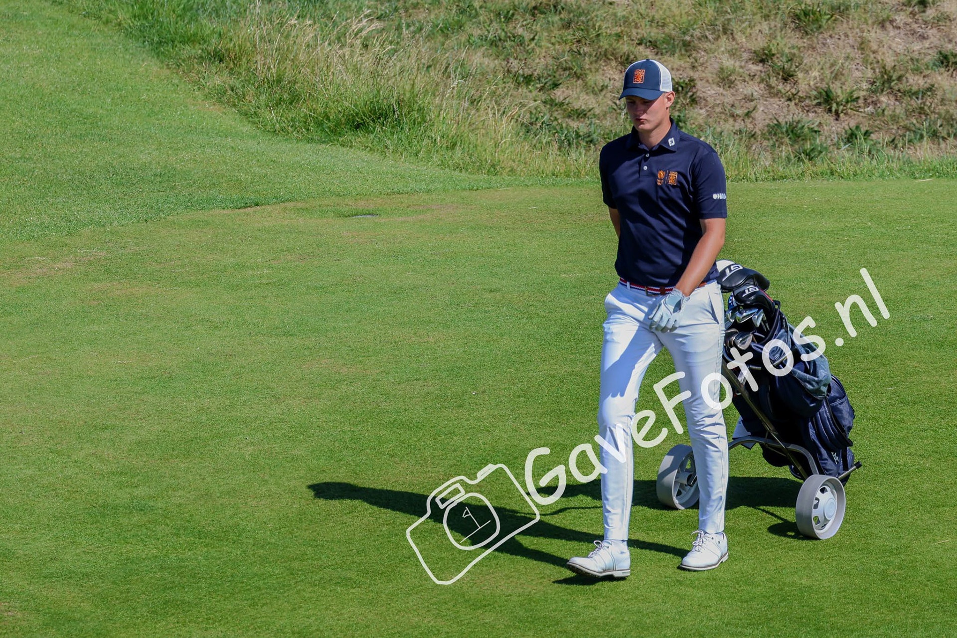 Bjorn Driessen onderweg naar de green van hole 6 op Royal St George