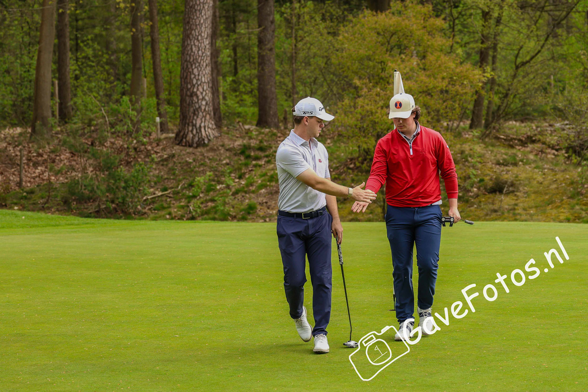 Stijn Egging en Lars van der Vight (Eindhovensche) winning hole 15 op de Hilversumsche na een wereld drive van Stijn Egging