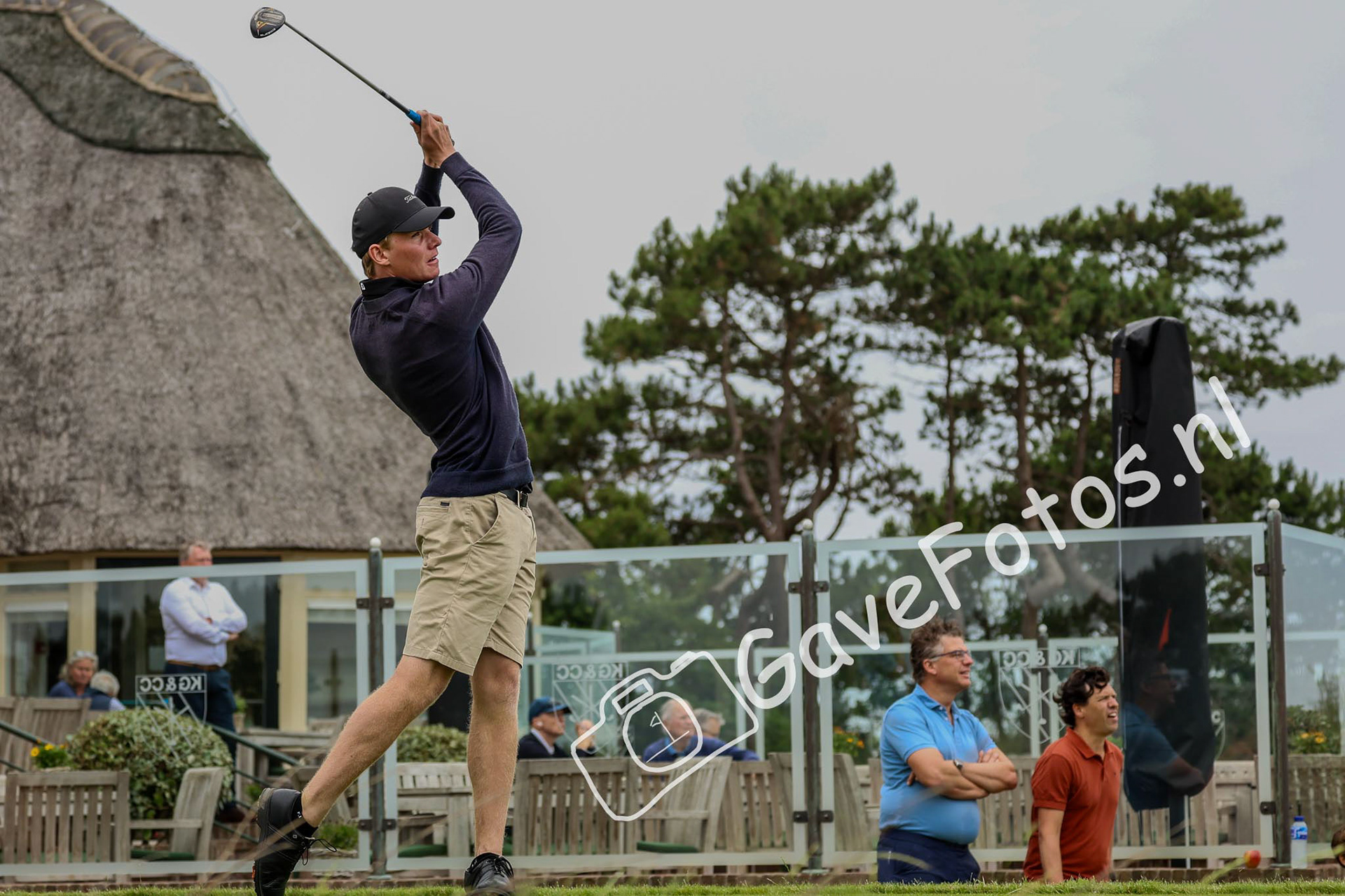 Sil Thoonsen slaat op op hole 10, naast het clubhuis van de Kennemer Golf en Country Club