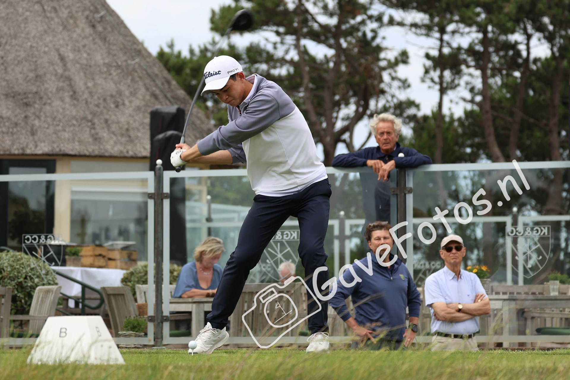 Ian Groenendijk slaat op op hole 10, naast het clubhuis van de Kennemer Golf en Country Club