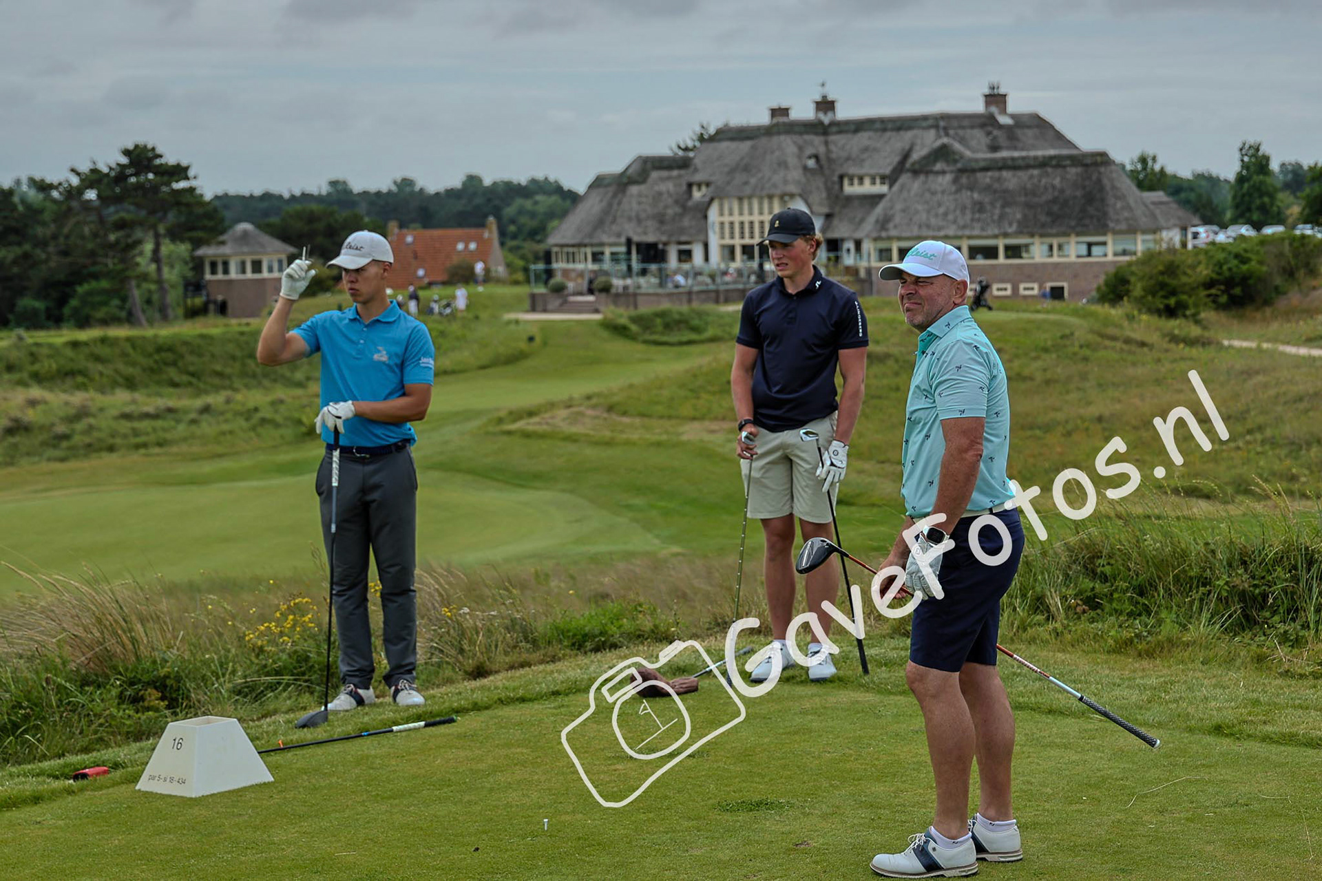 De flight volgt vol spanning de bal na de afslag tijdens het Kennemer Open 2025