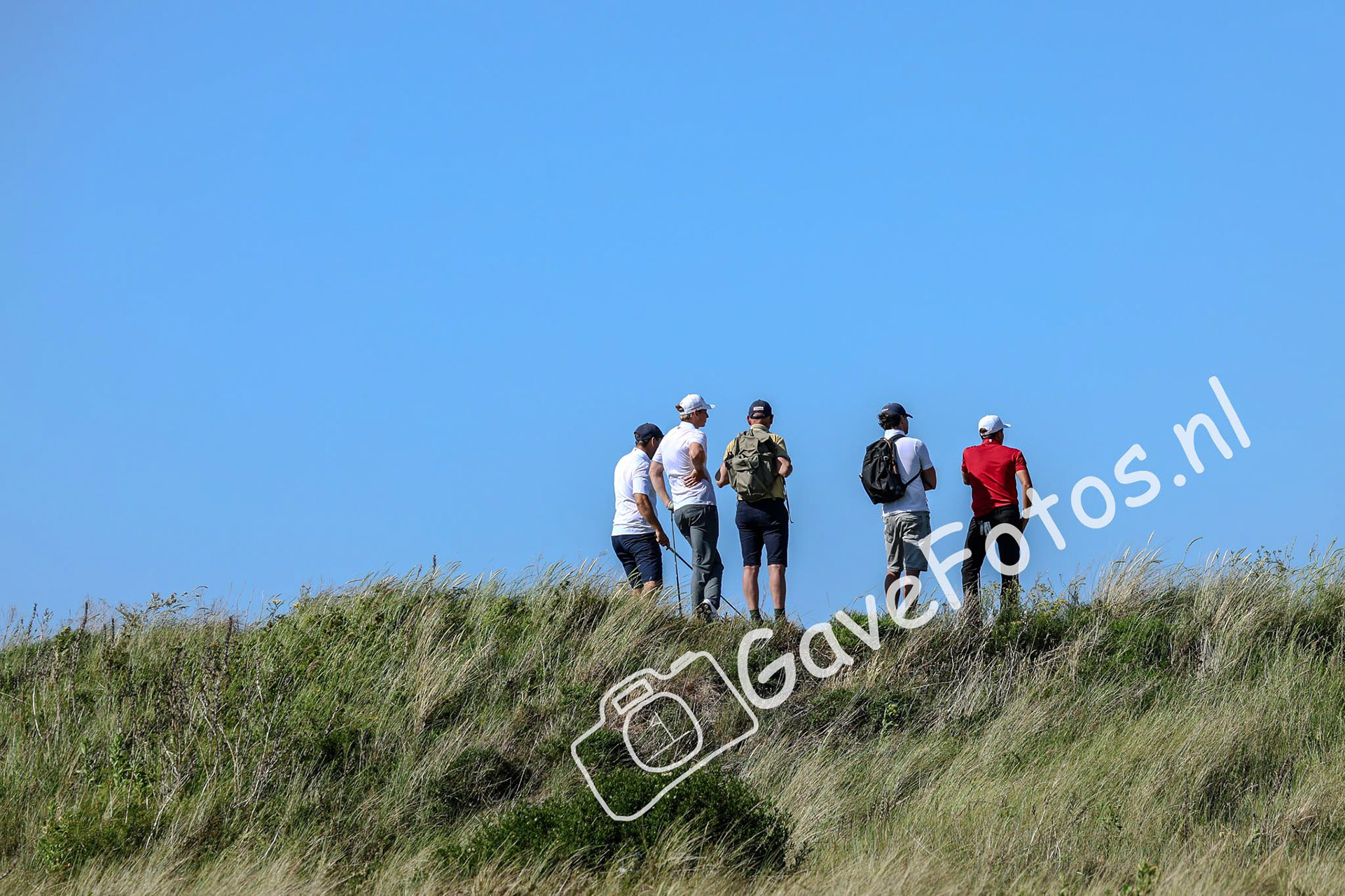 Publiek en spelers zijn er klaar voor op de tee van hole 15 van het Kennemer Open 2025