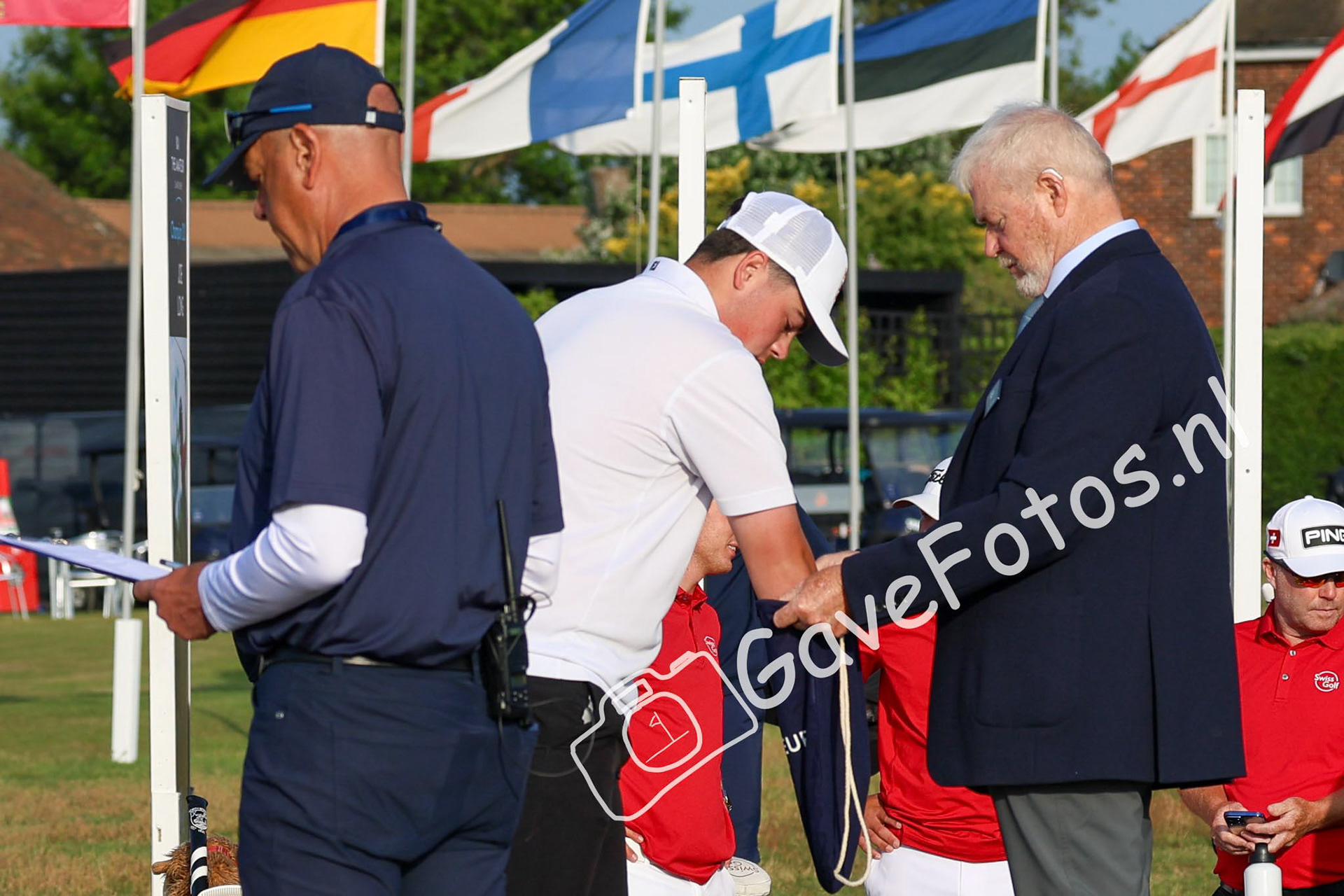 Stijn Egging trekt een nummer om zijn flight te bepalen tijdens de Play off tijdens The Amateur