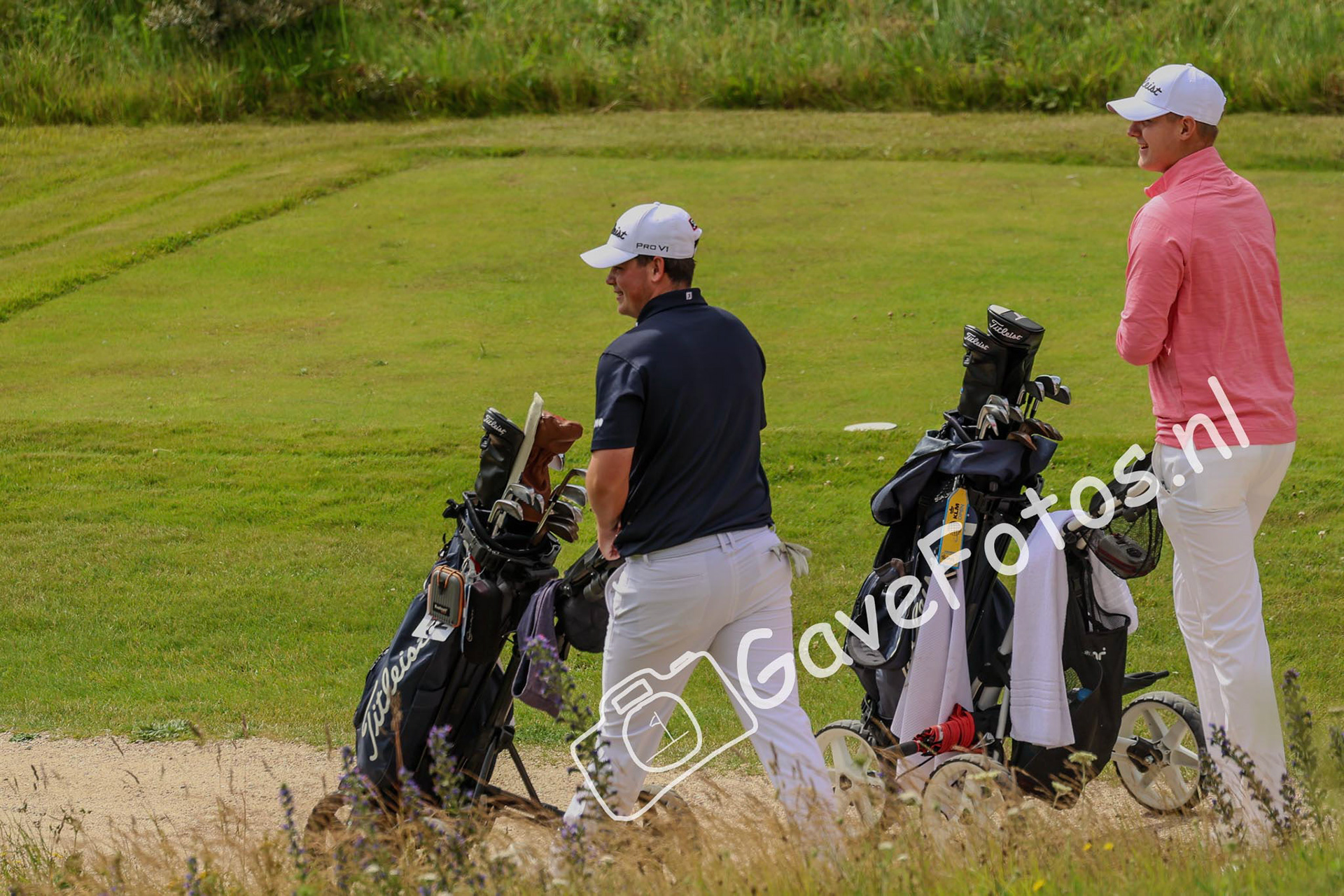 Stijn Egging en Bjorn Driessen richting de fairway tijdens de Kennemer Open 2025