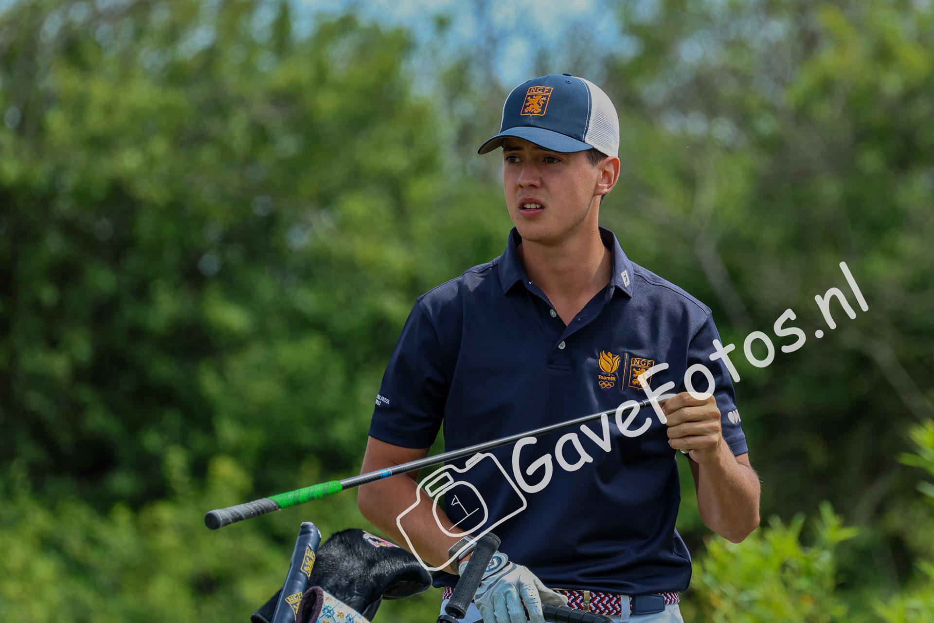 Loran Appel met een kritische blik na zijn afslag op hole 2 van Royal Cinque Ports tijdens de 2e ronde van The Amateur